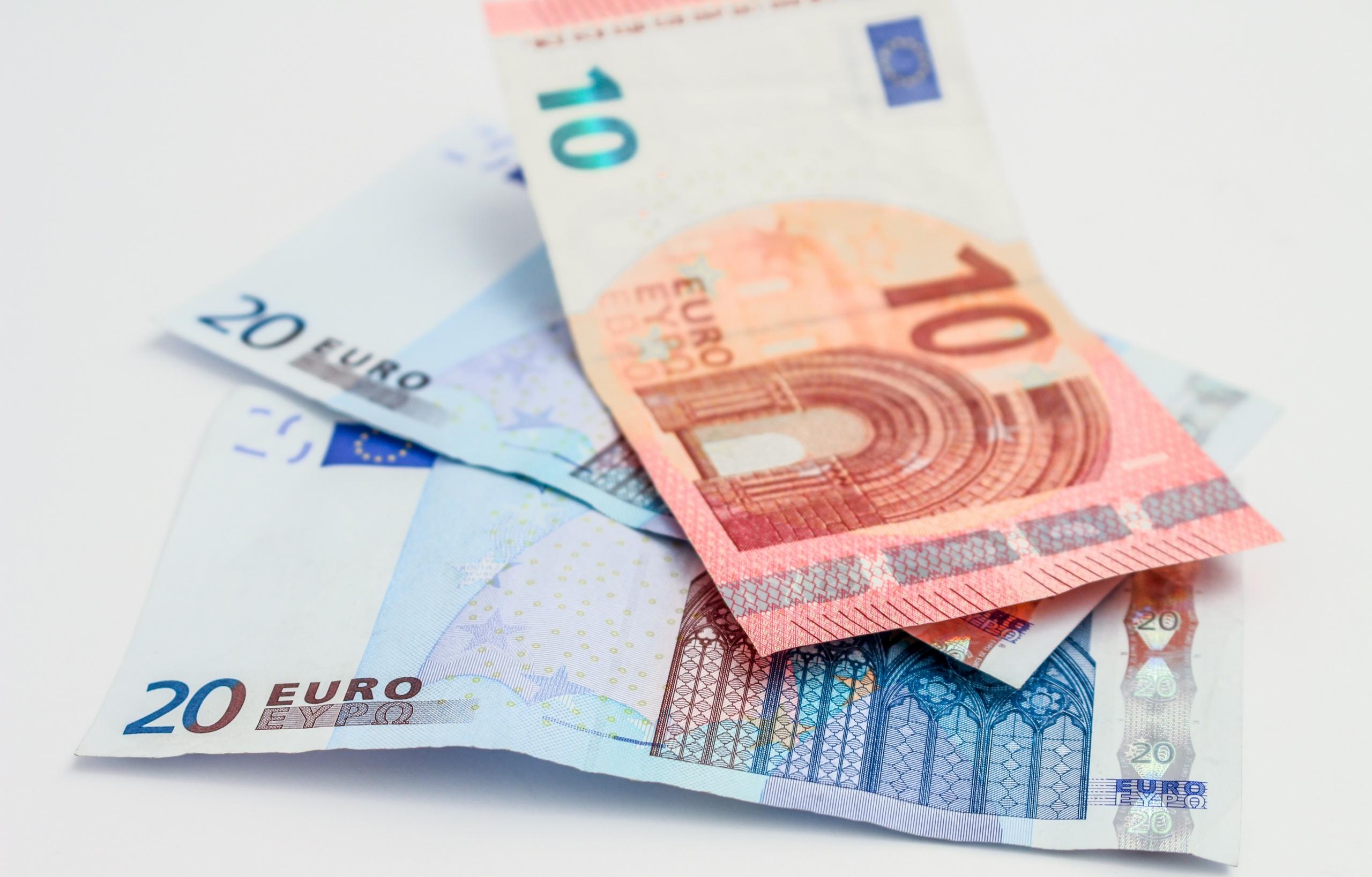 Viajar en autobus, metro o tren siempre requiere de una cantidad de euros fija.