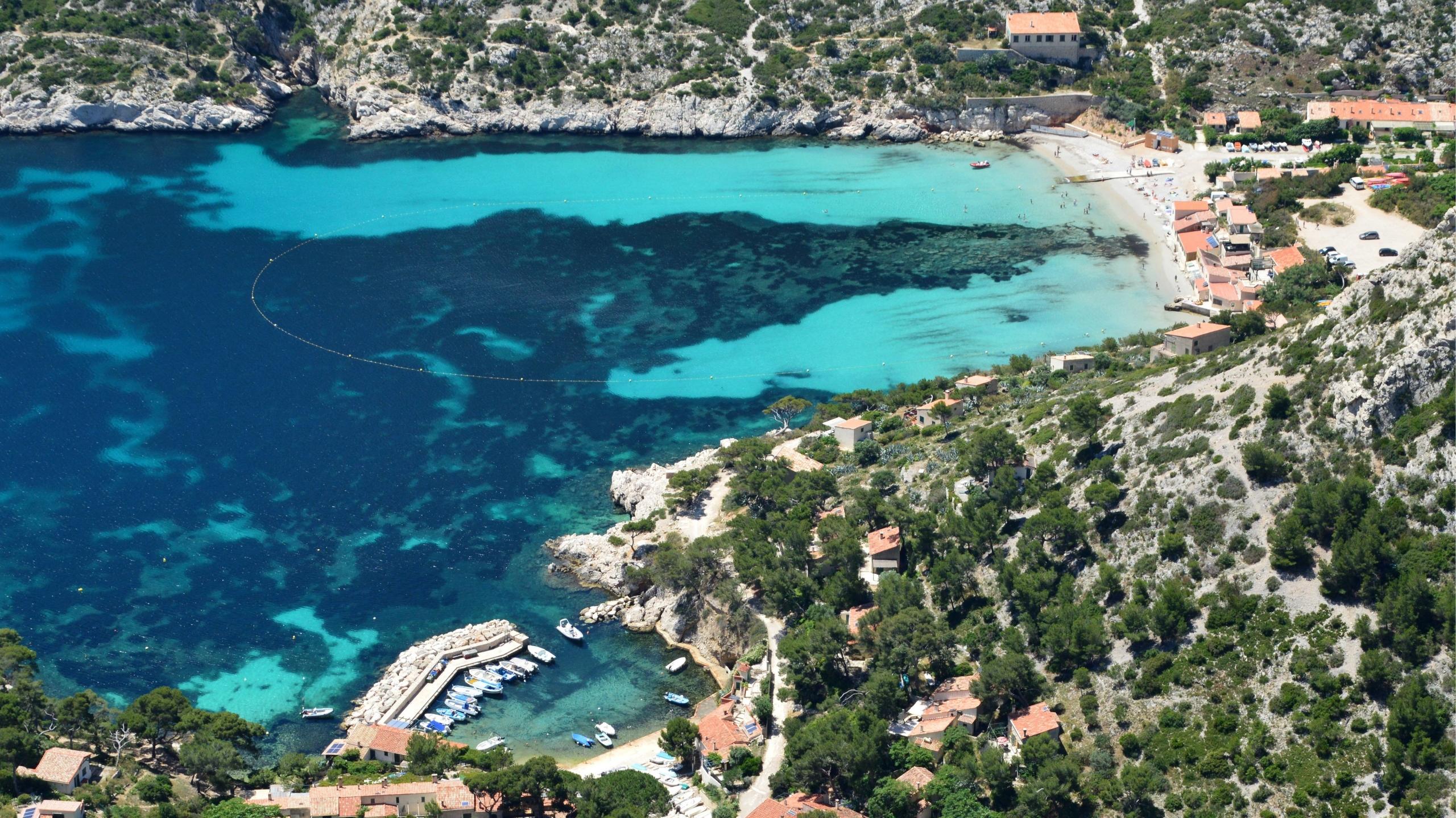 Disfrutar de la costa de Marsella y de sus playas azules y cristalinas.