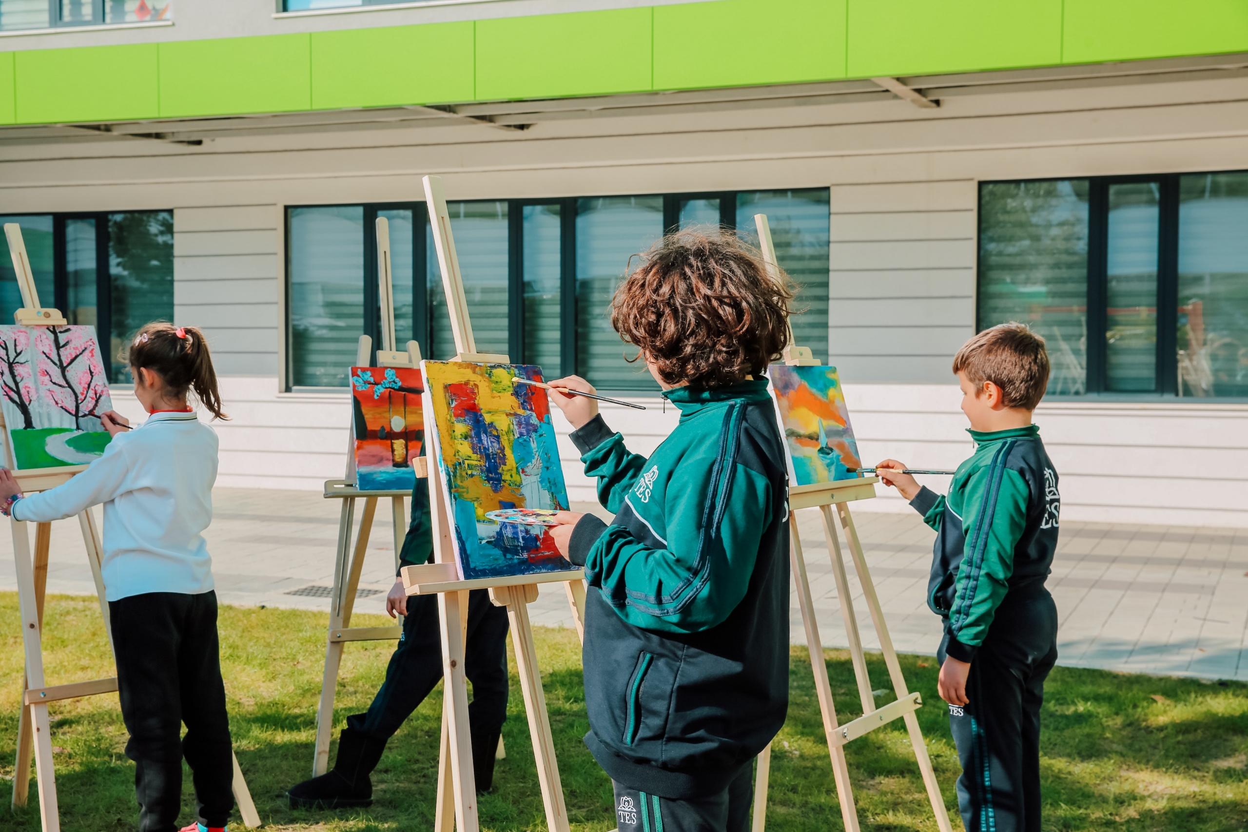 Los niños aman pintar y se les puede seguir enseñando de manera más técnica.
