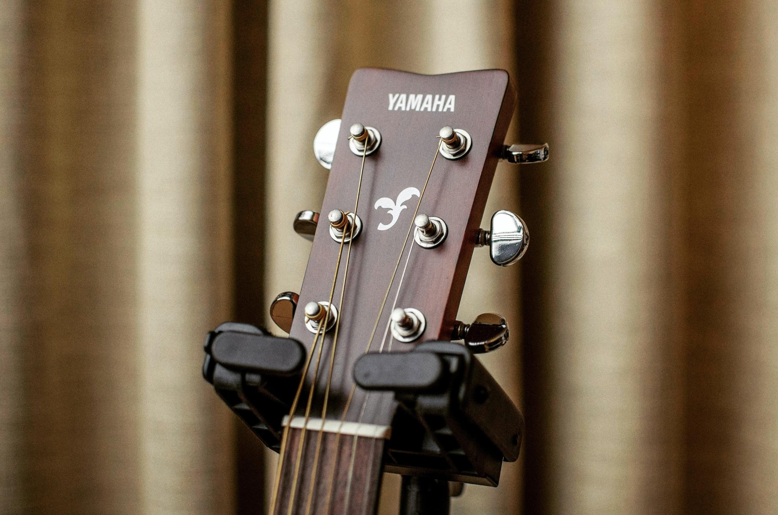 Yamaha posee guitarras en la linea clásica, acústica y electrica.