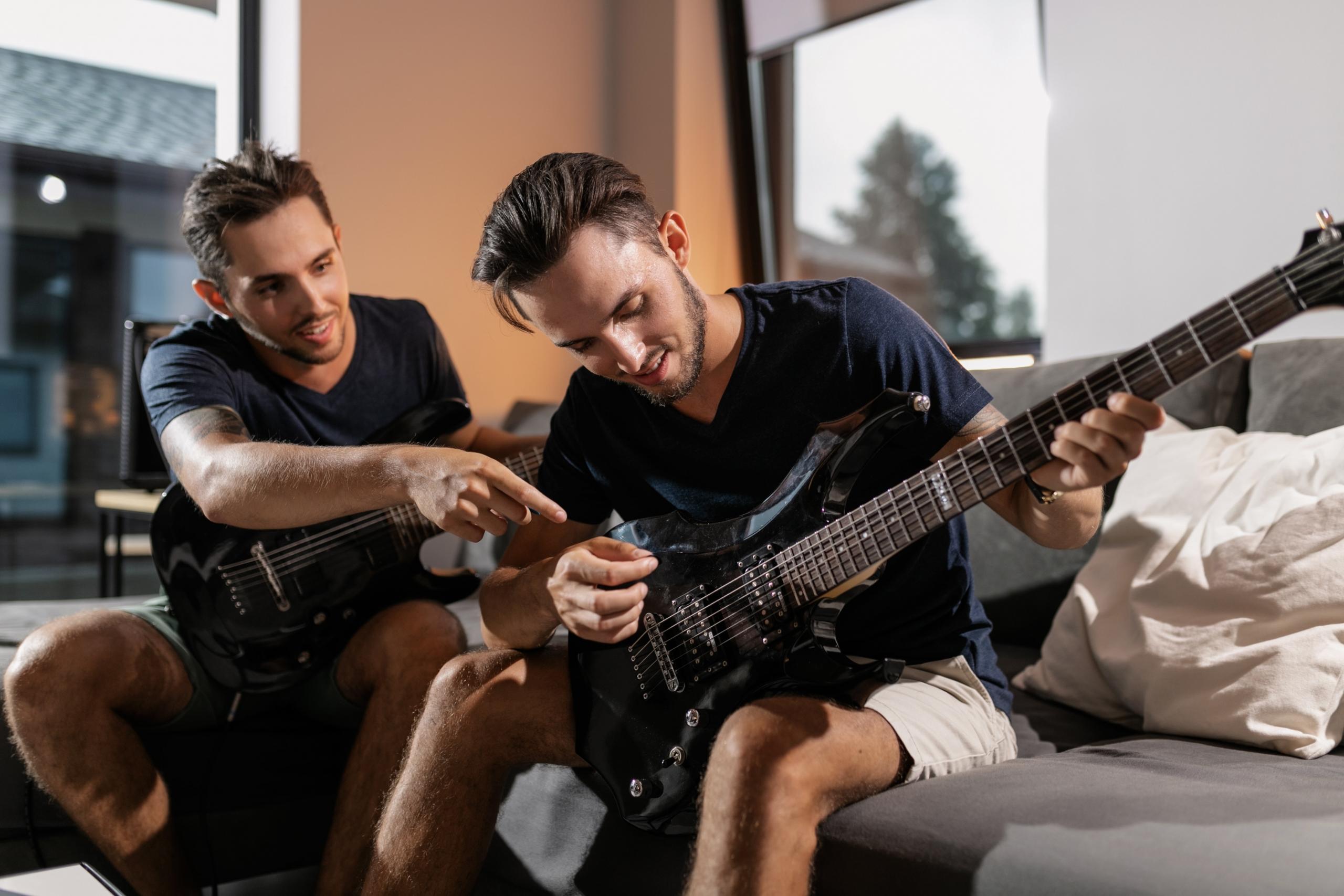 Todas las buenas marcas de guitarra eléctrica tienen lineas y modelos ideales para principiantes.