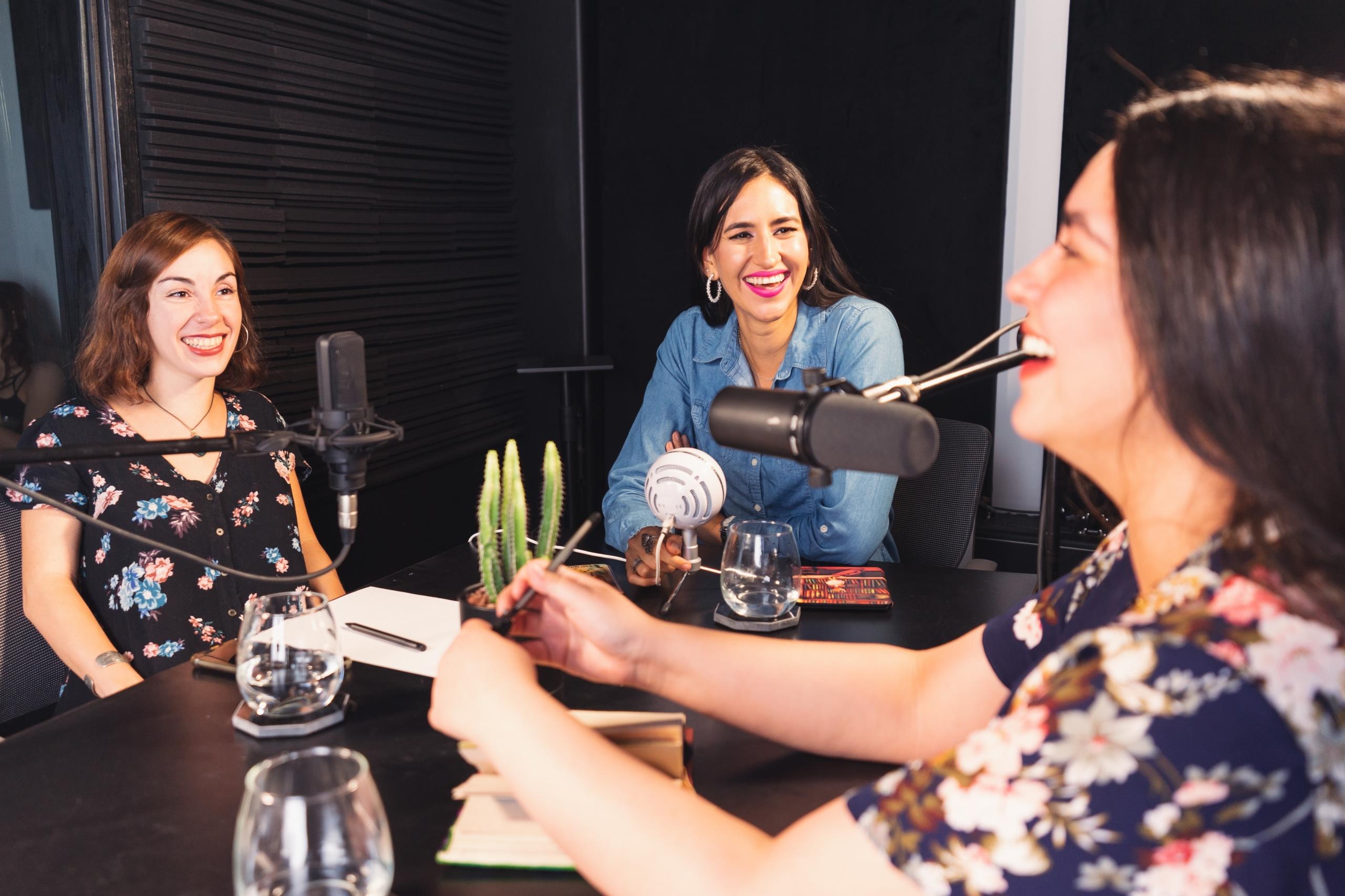 Diferentes temas se pueden tocar un podcast en español. 