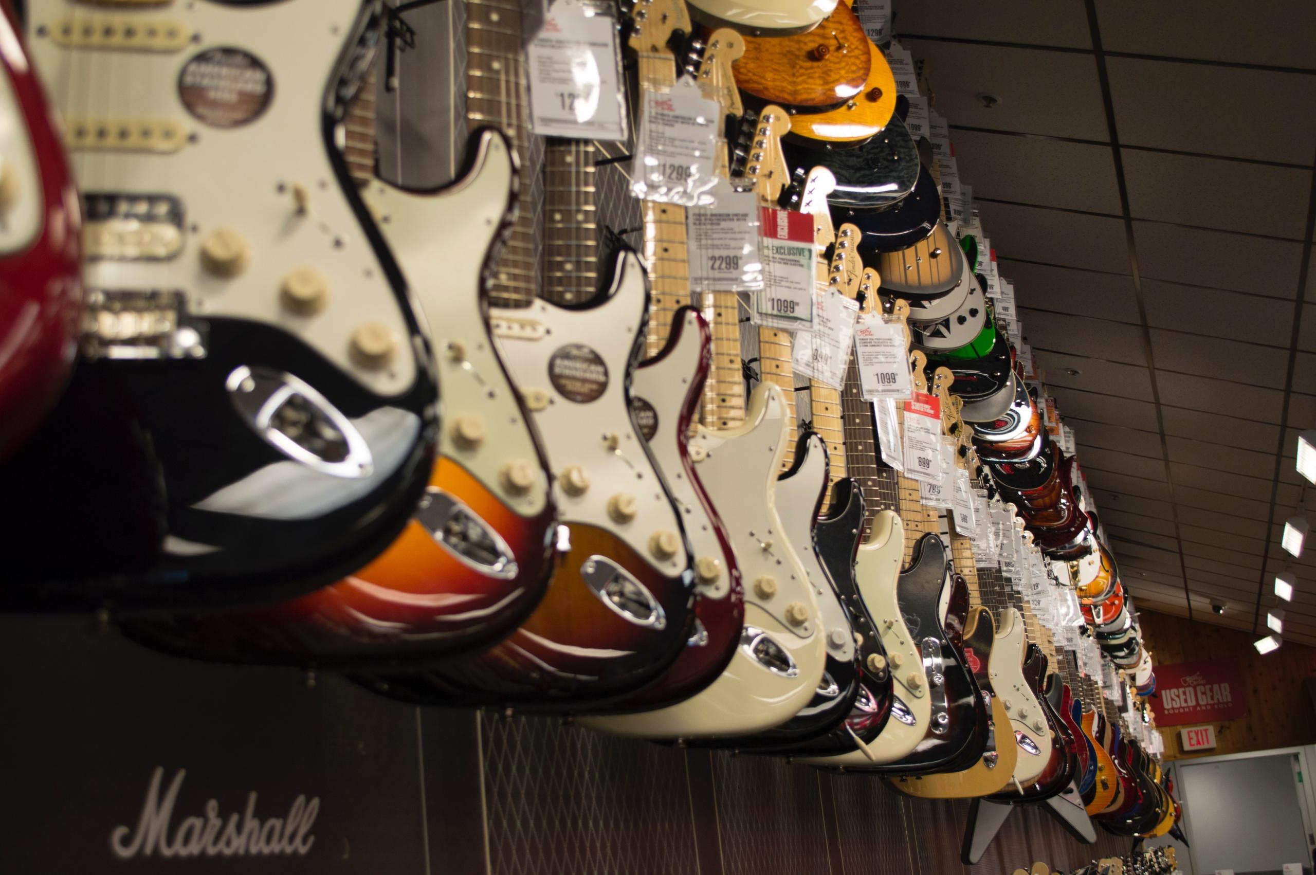 Ya seas principiante o quieras seguir aprendiendo siempre es importante elegir una buena marca de guitarra.