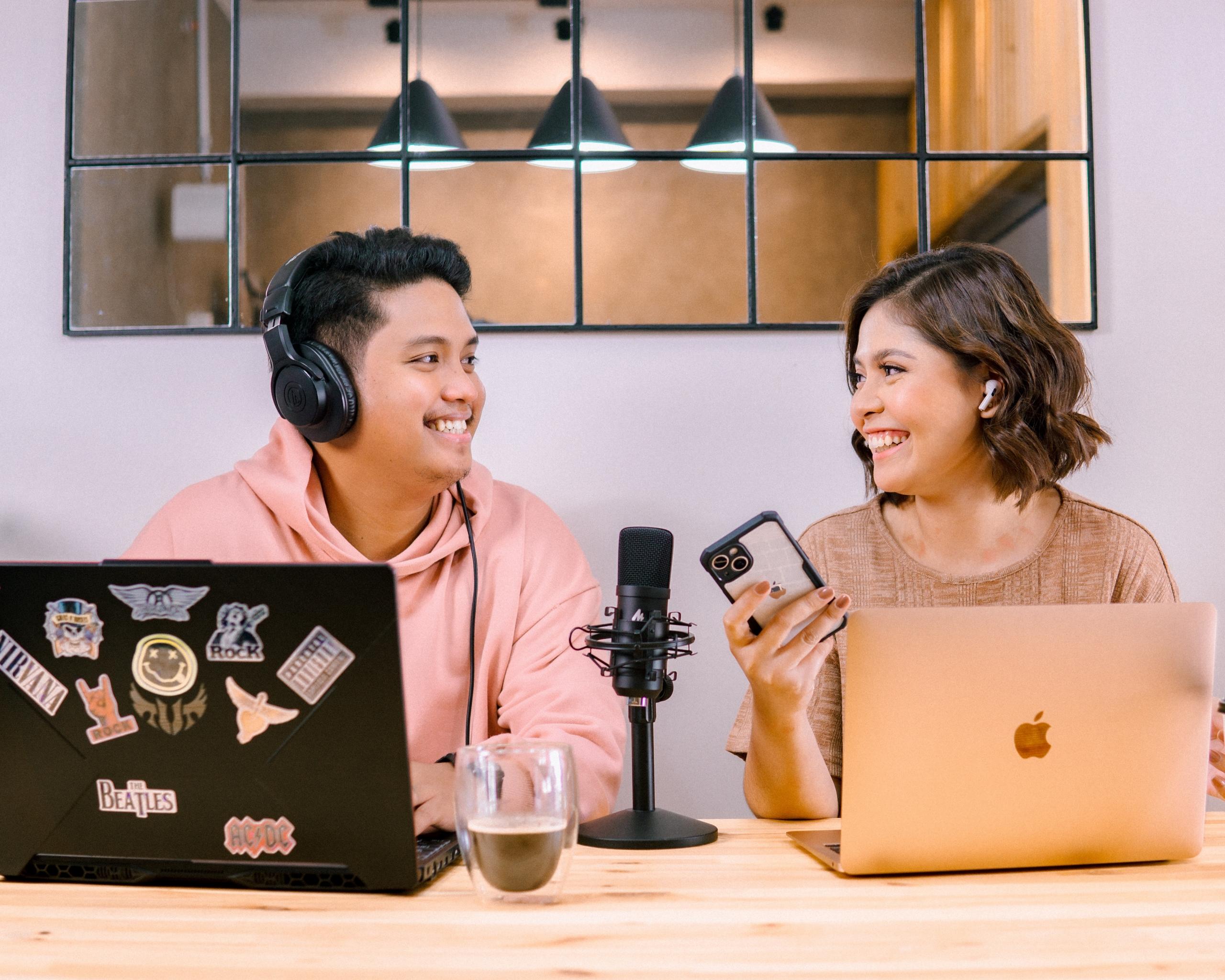 Diferentes temas se tocan en los podcast. Existen podcast de humor, de ciencias, de cuestiones paranormales, entre otros.