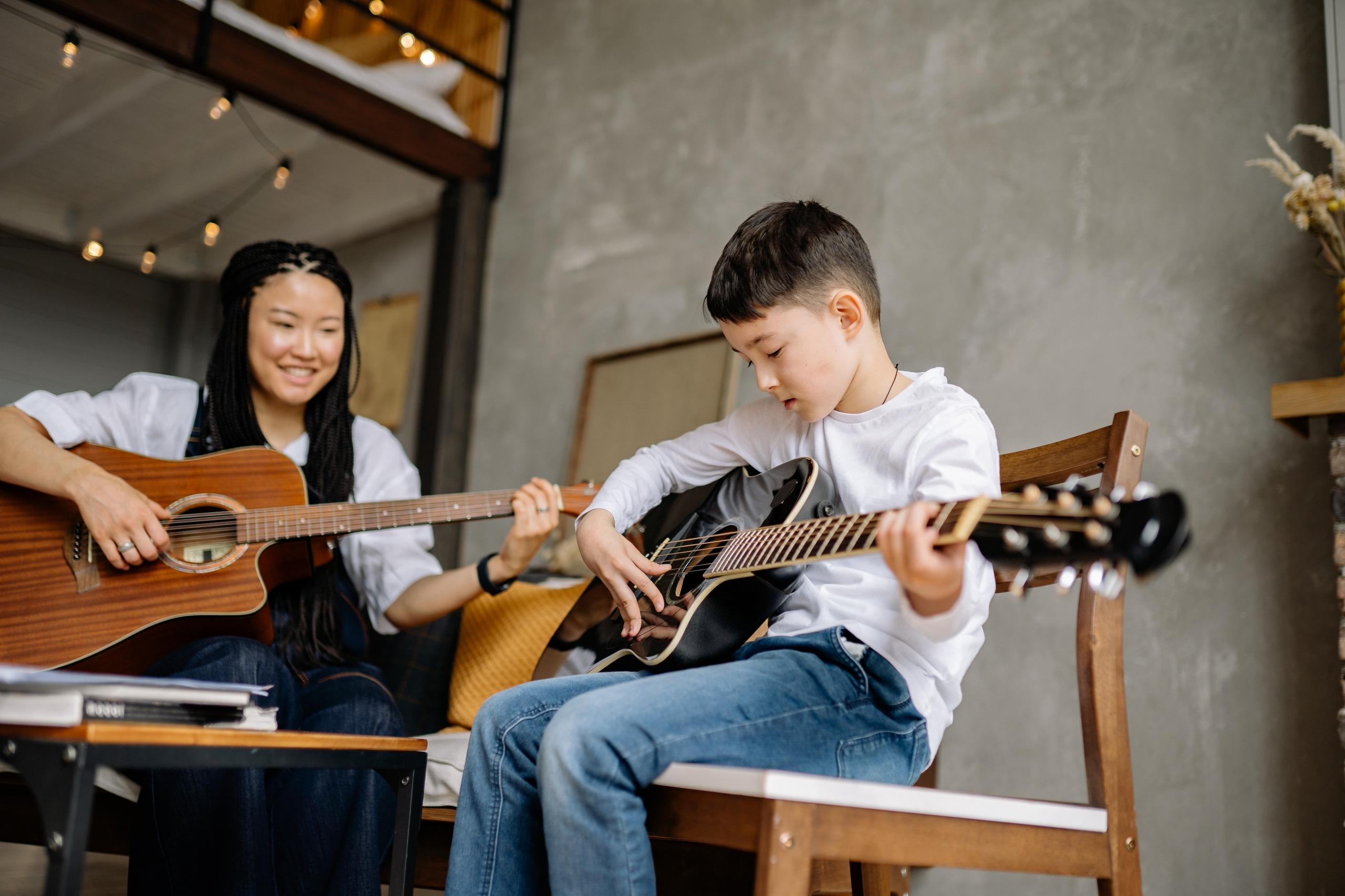 Aprender a tocar guitarra con un instrumento Ibanez es una muy buena opción.