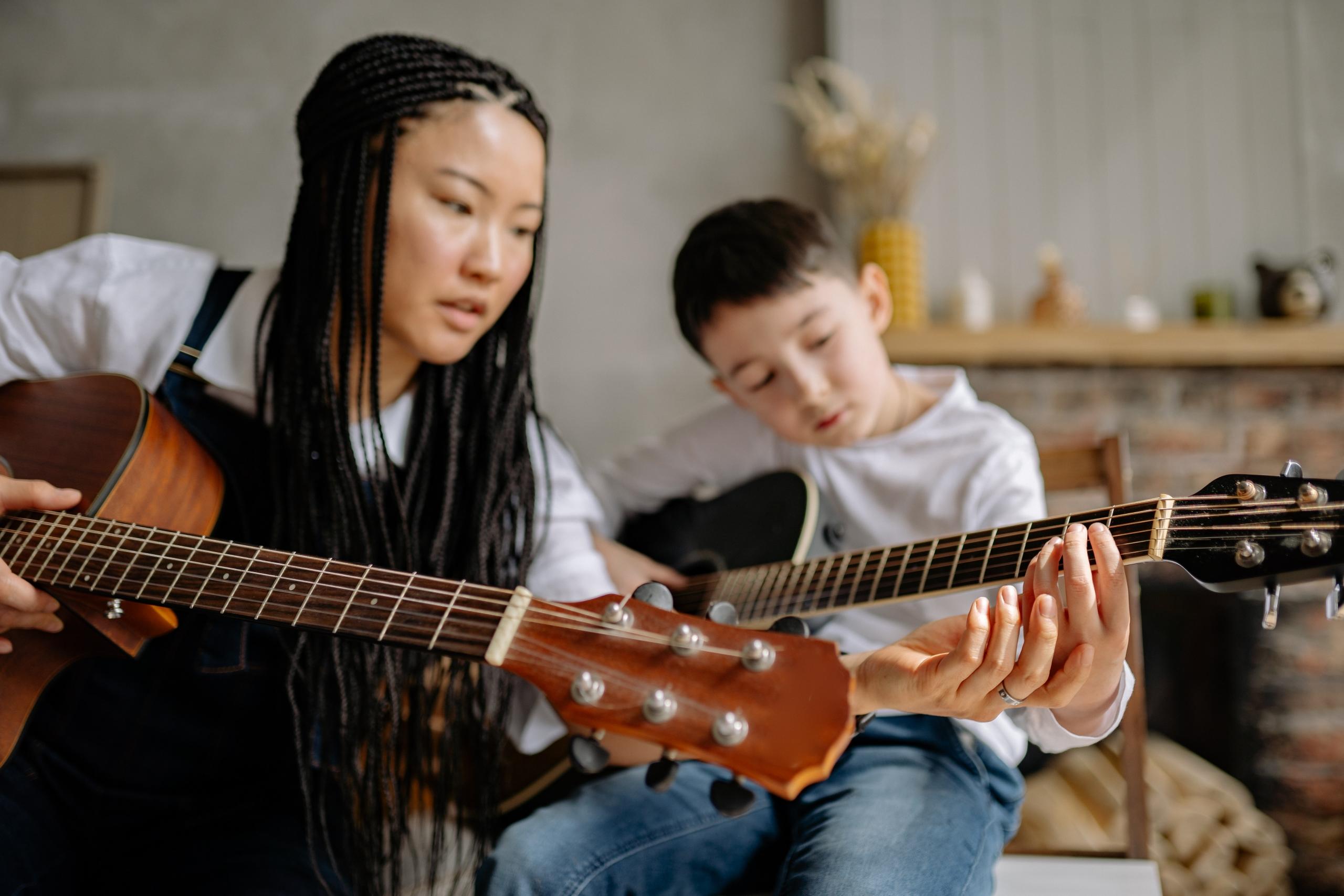 Un tutor particular de guitarra debe ser muy paciente, pero también exigente y pedagógico.