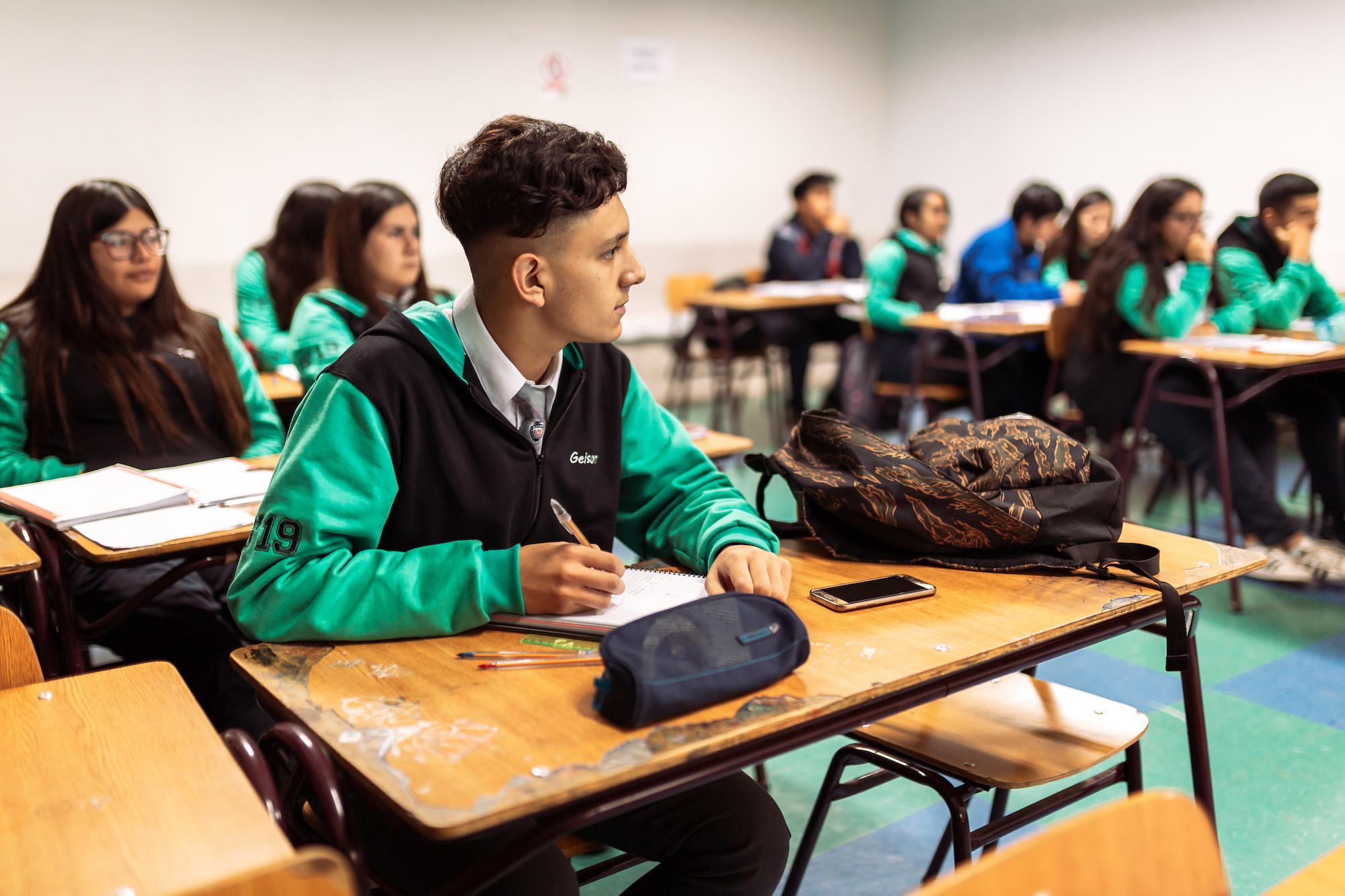 Alumnos de enseñanza media en la sala de clases.