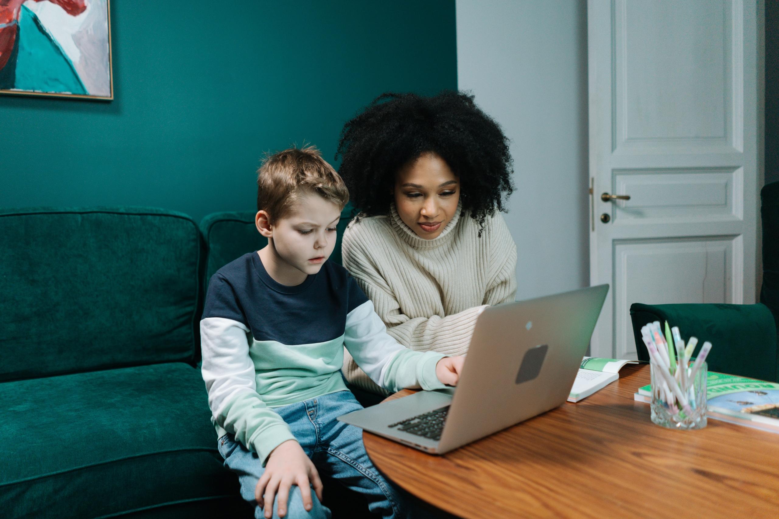 Todos las herramientas son útiles para que un niño aprenda inglés de manera correcta. 