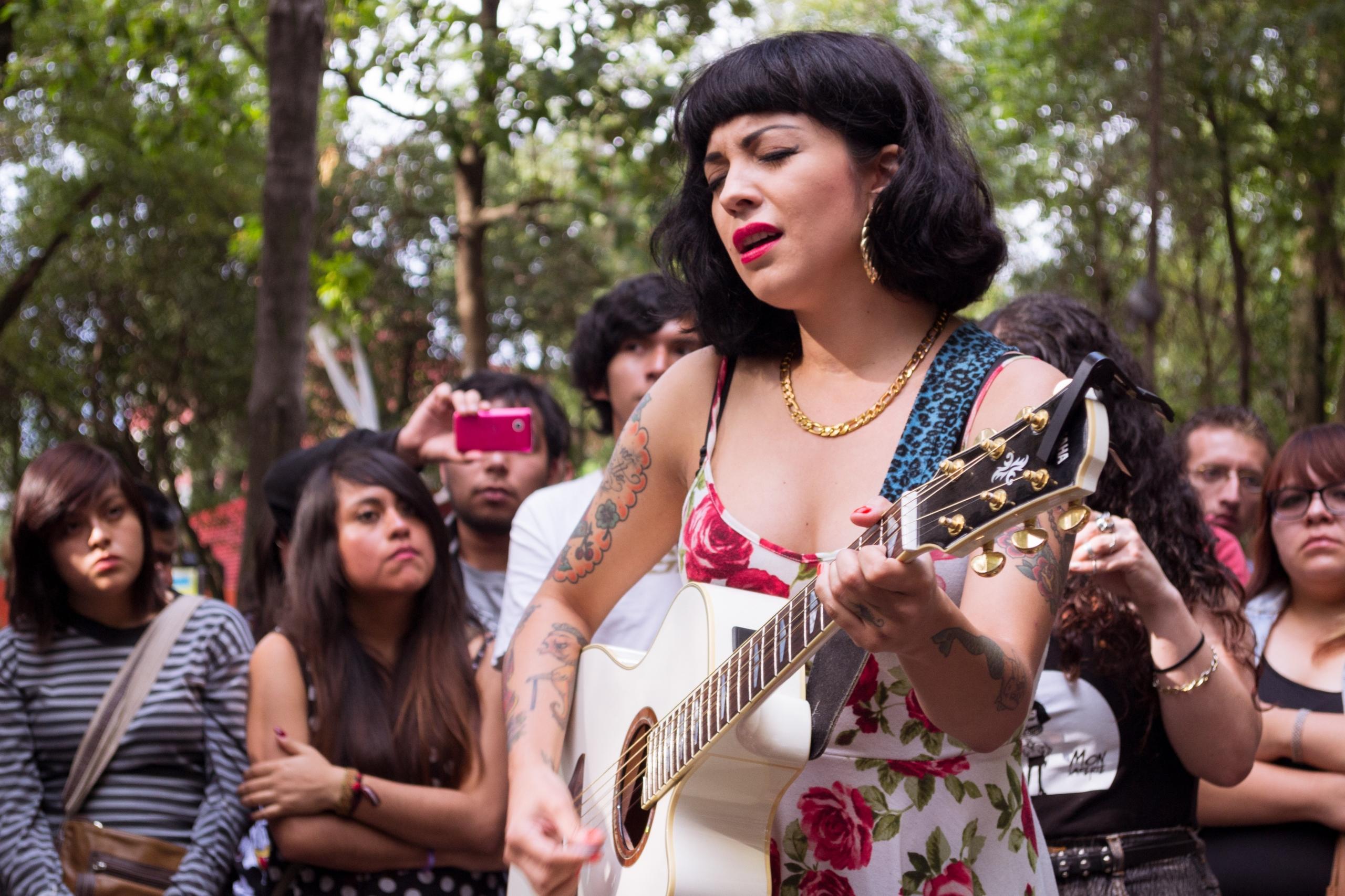 Mon Laferte ha pasado por varios estilos: baladas, rock, pop, hasta llegar a ser una gran artista de la música.
