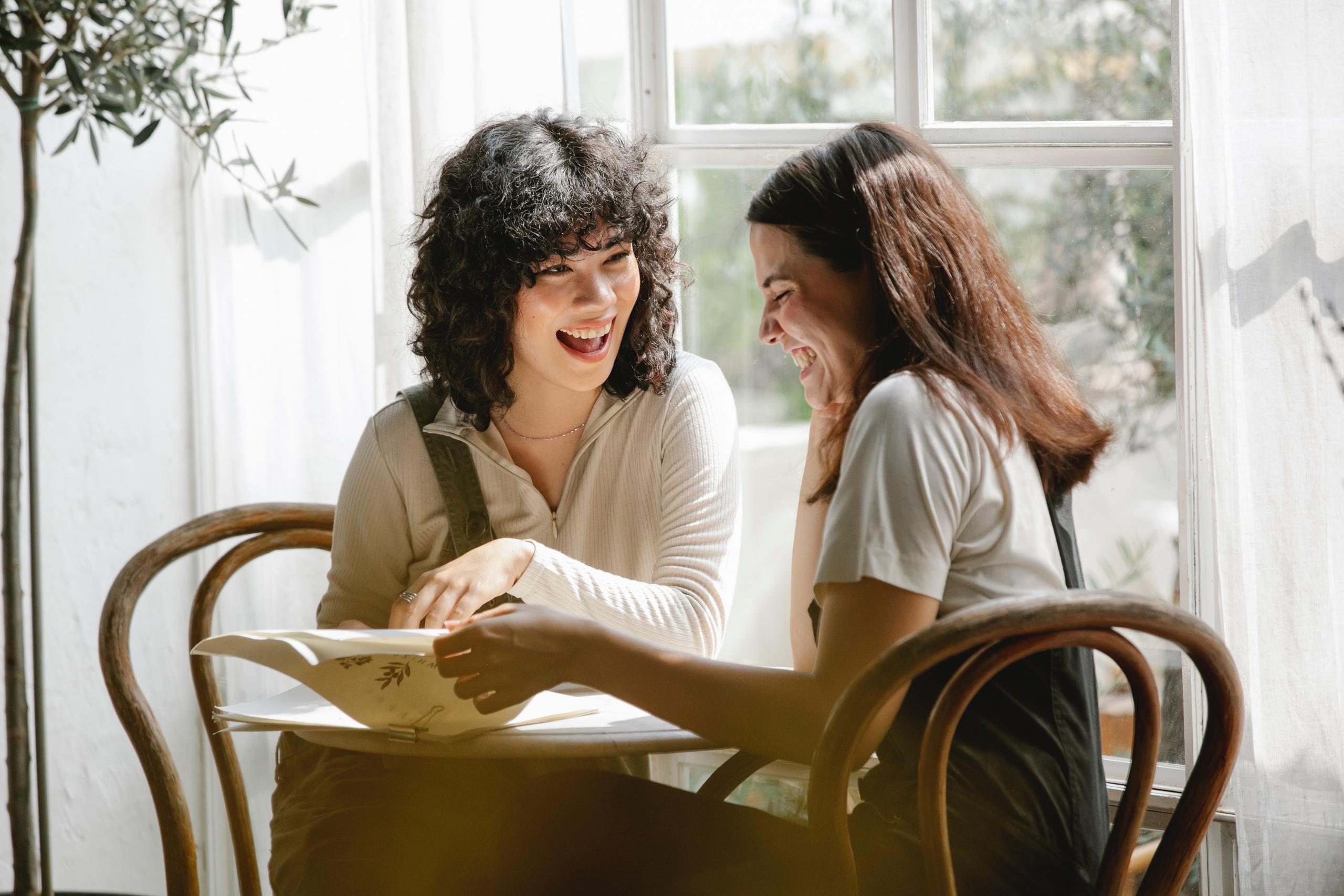 Hablar en coreano requiere aprender el hangul, los verbos, pero si se quiere una comunicación rápida se pueden aprender las expresiones comunes del idioma.