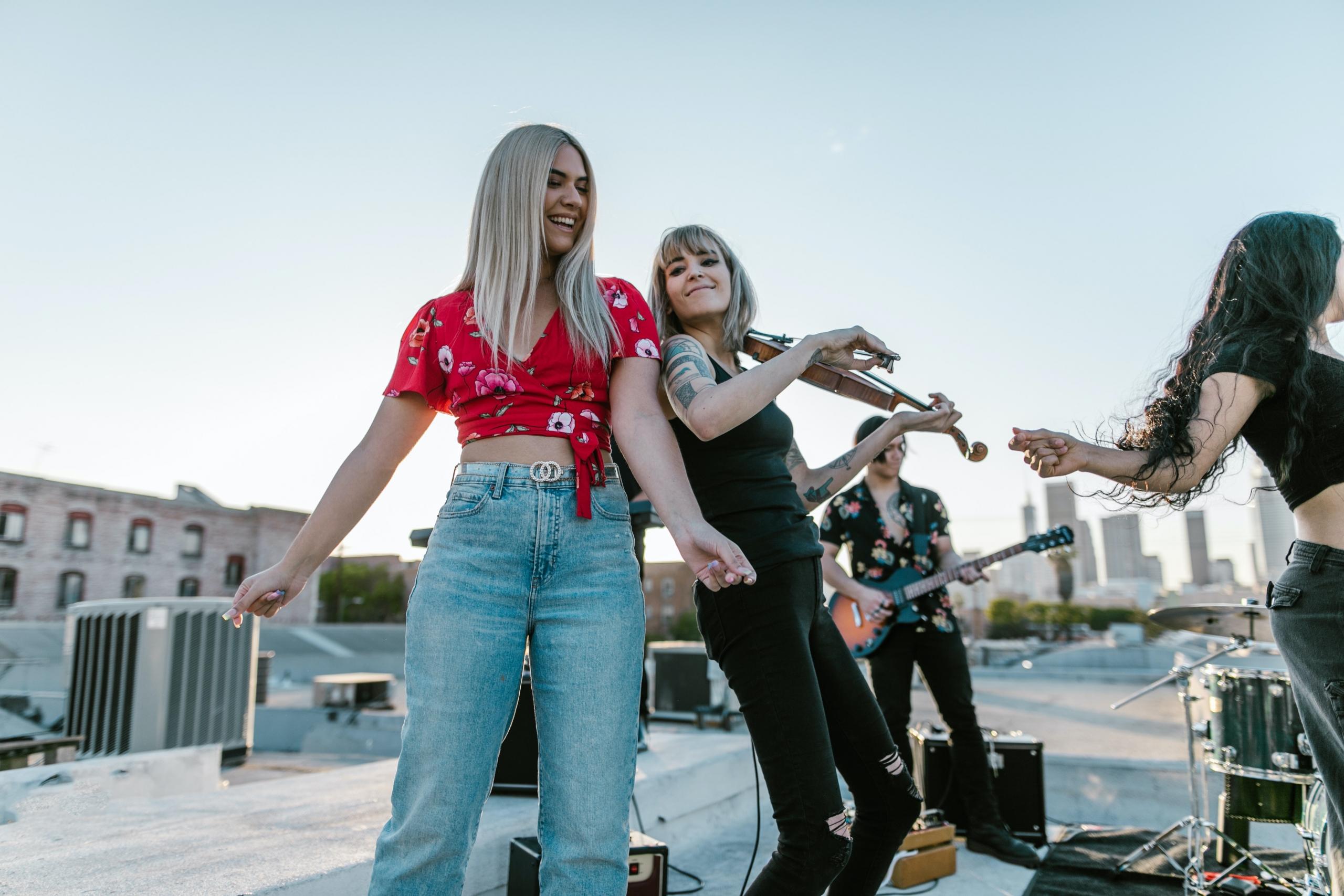 La música indie siempre ha estado presente en Chile, gracias a sellos independientes y actualmente el Internet.