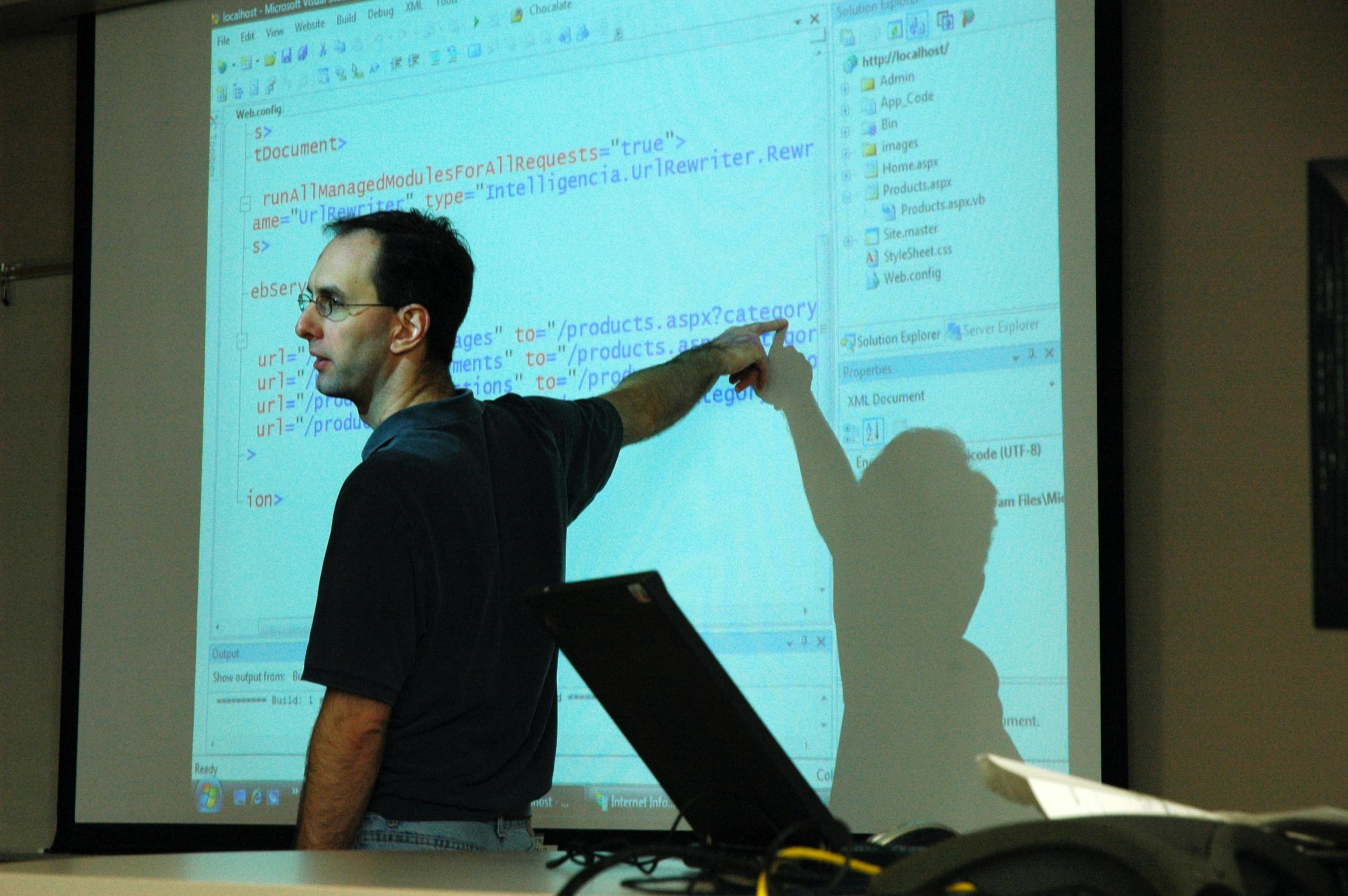 Profesor universitario dando clases