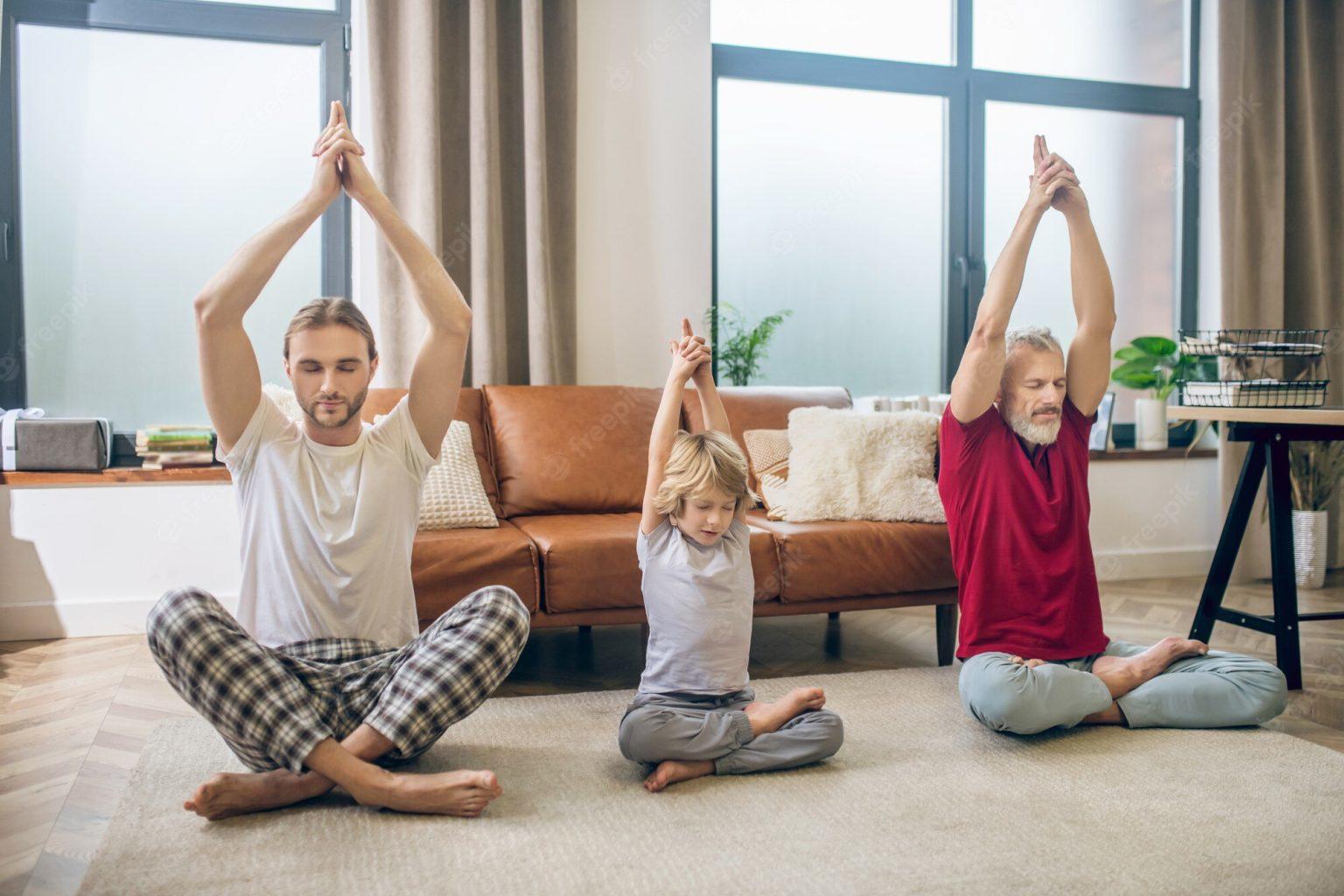 Familia haciendo yoga