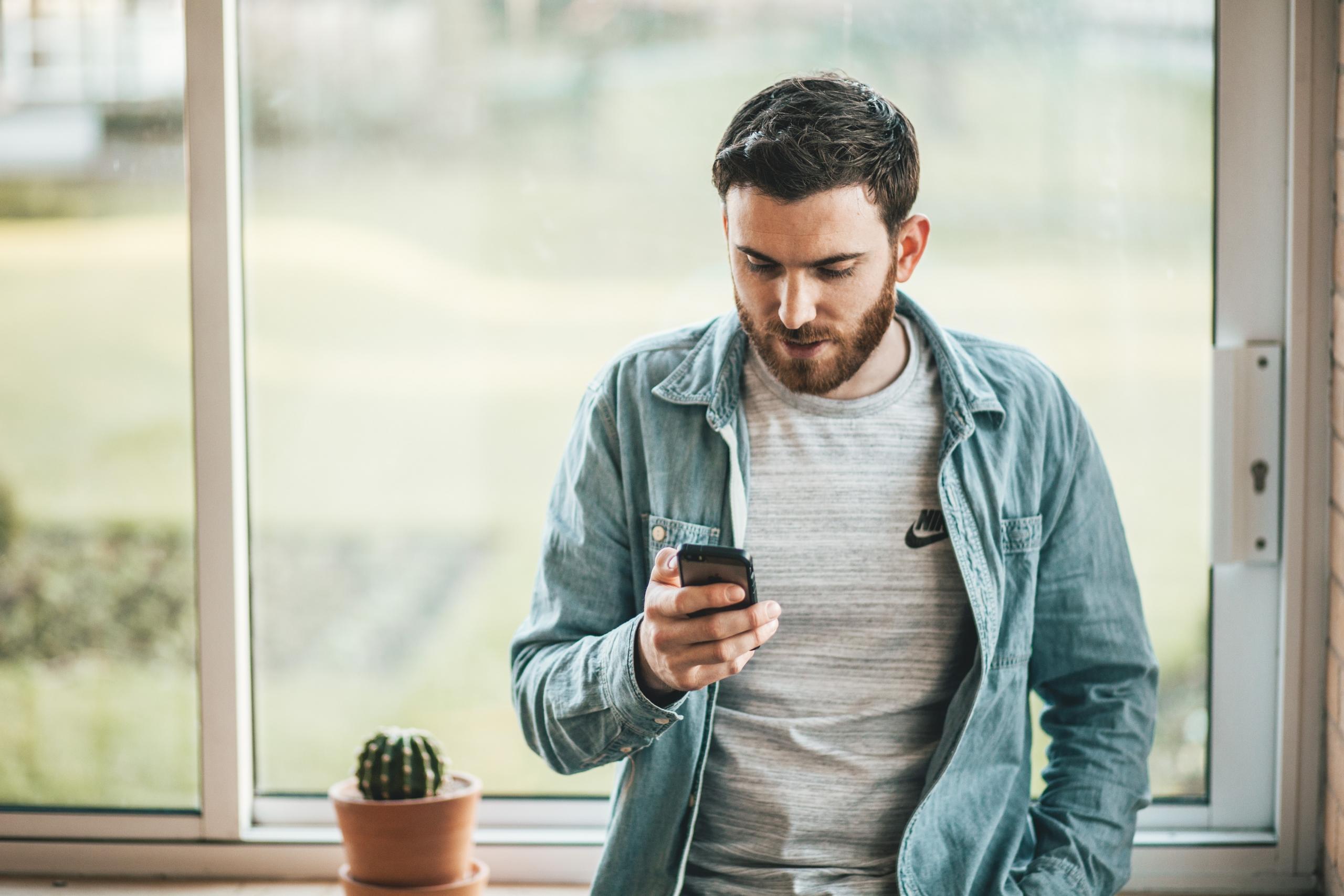 Hombre mirando el celular.