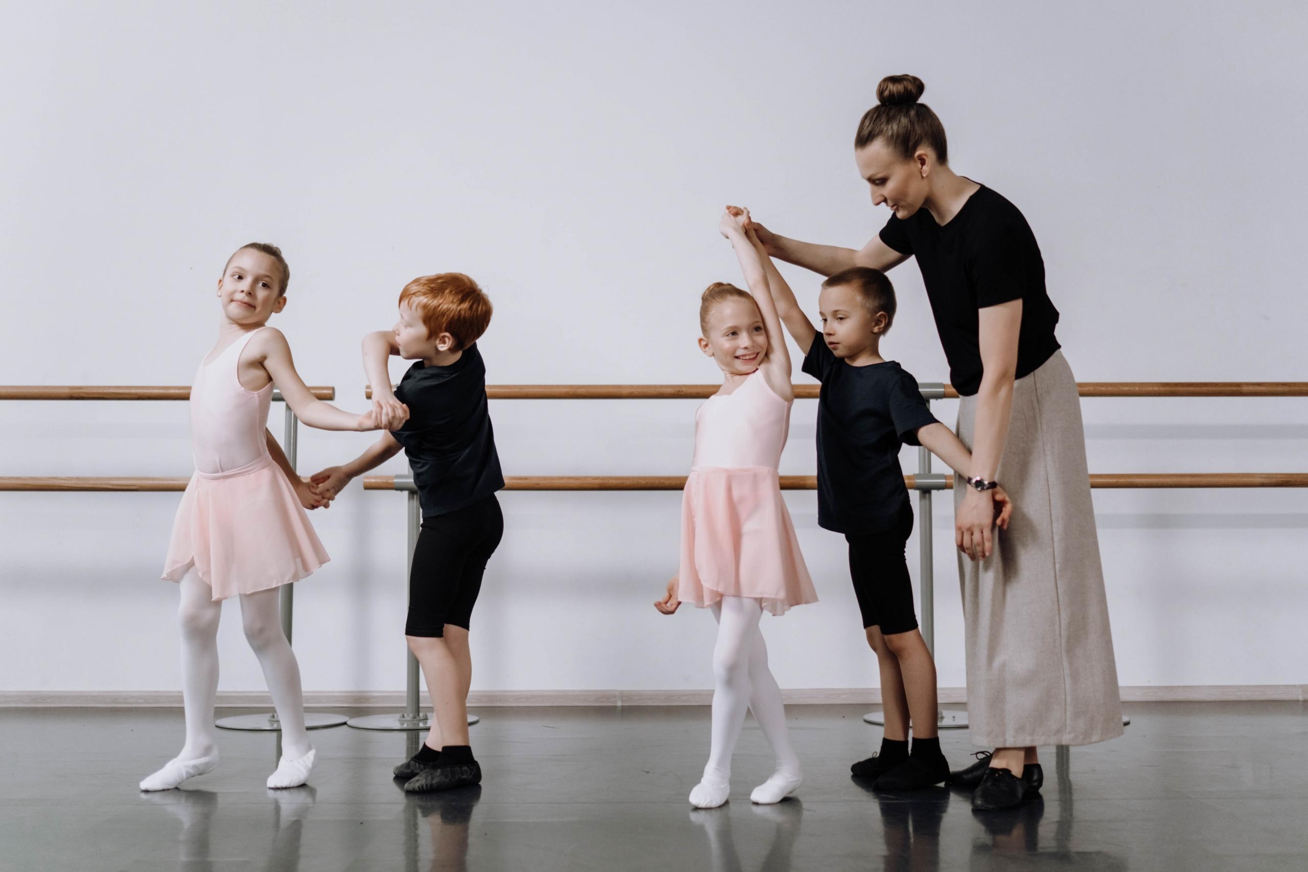Las niñas y niños pueden aprender ballet, pero no deben ser sobre exigidos