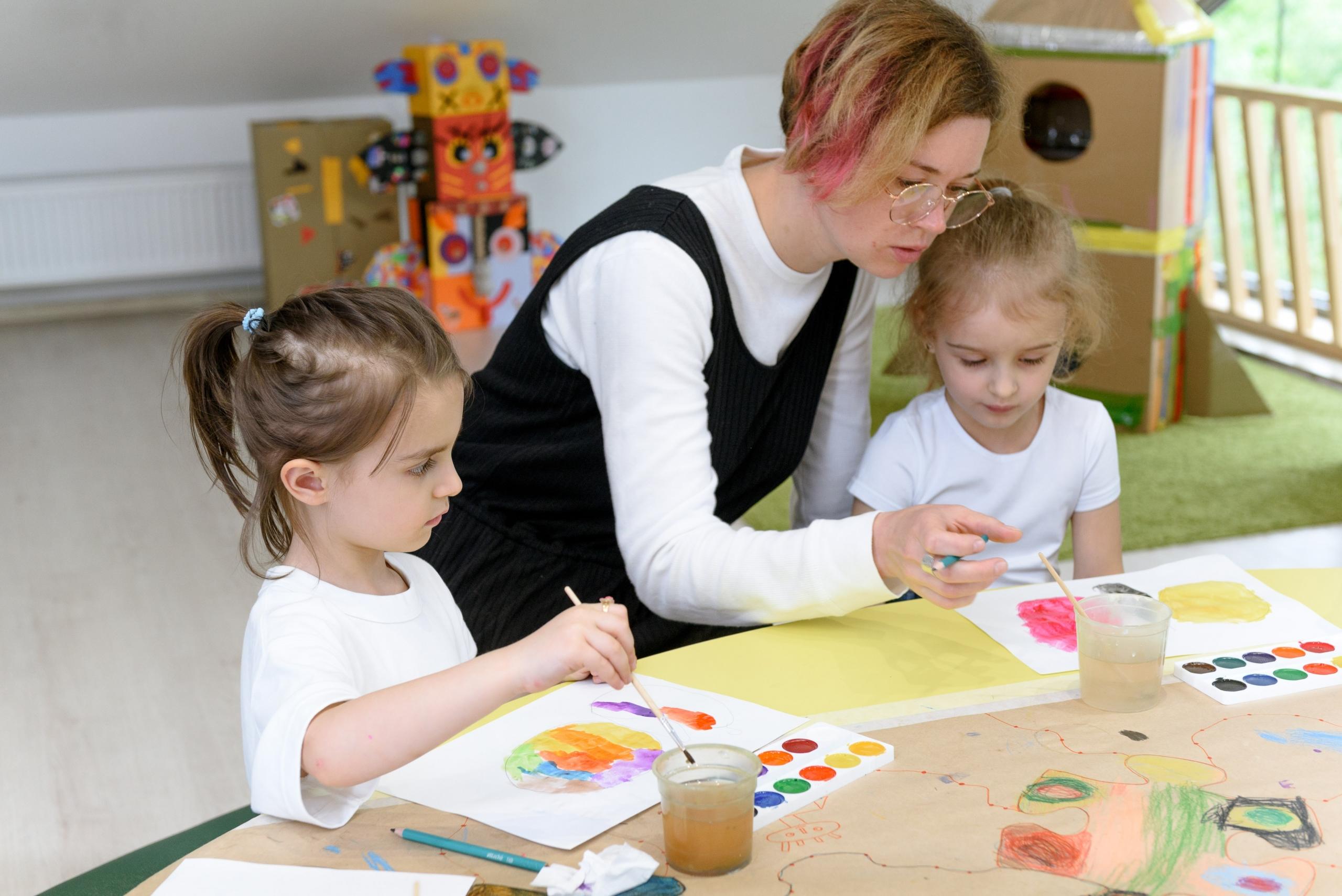 Enseñar artes es una labor que debe realizarse con paciencia y estímulos.