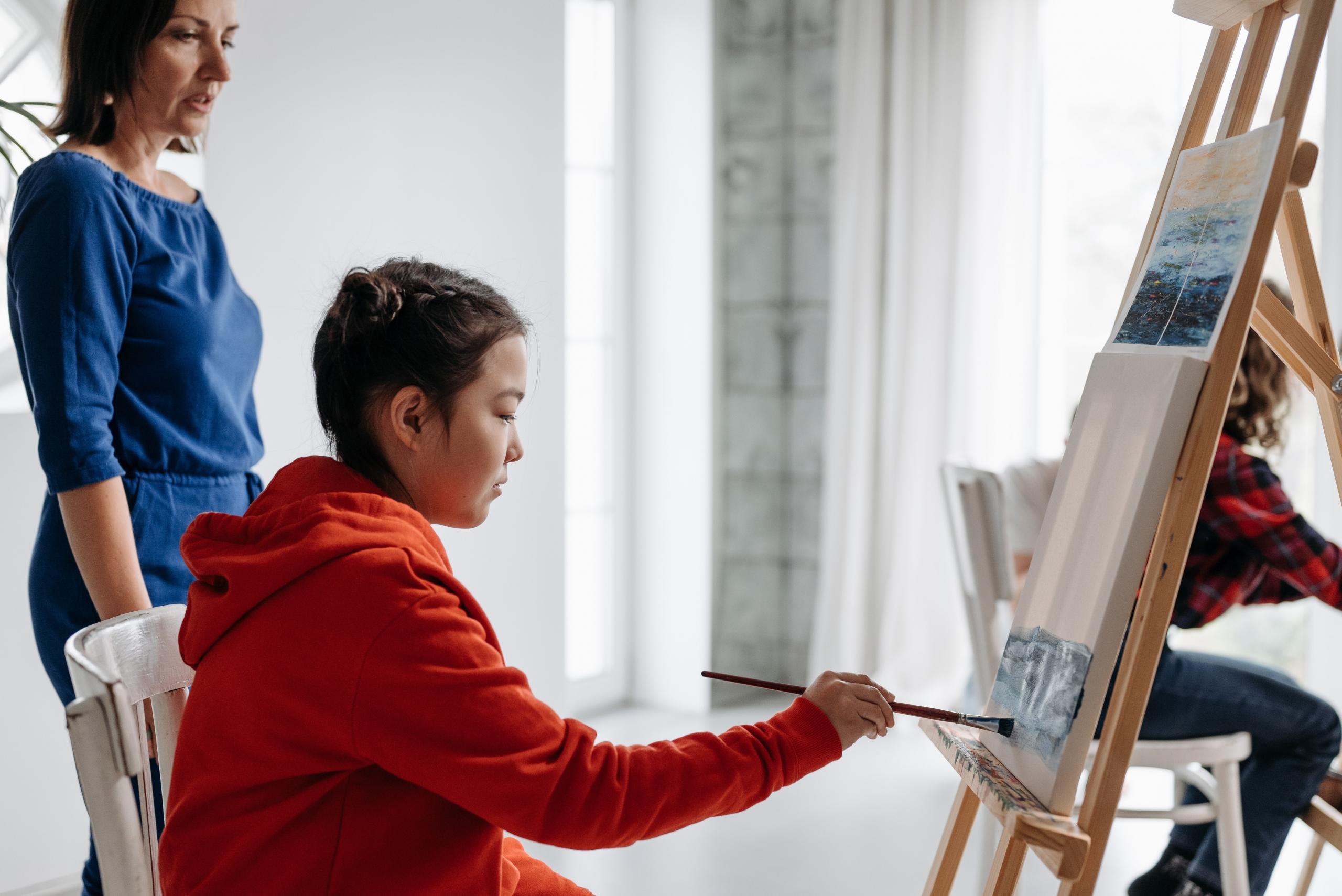 Para ser un profesor de arte se necesita una pasión especial: amor por el arte y por la pedagogía. 