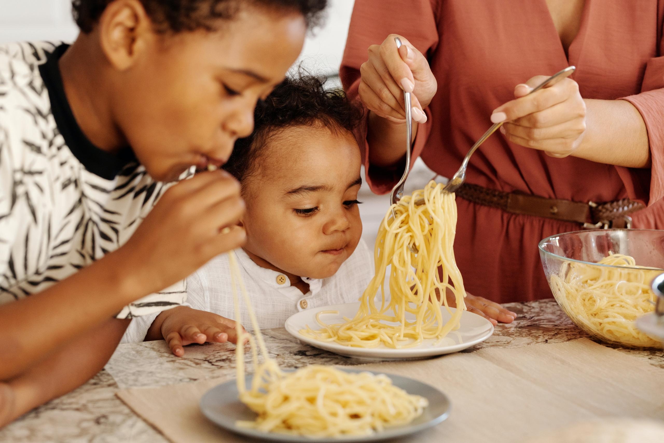 La comida que comemos todos los días se puede conservar y producir gracias a los procesos que se realizan en el laboratorio