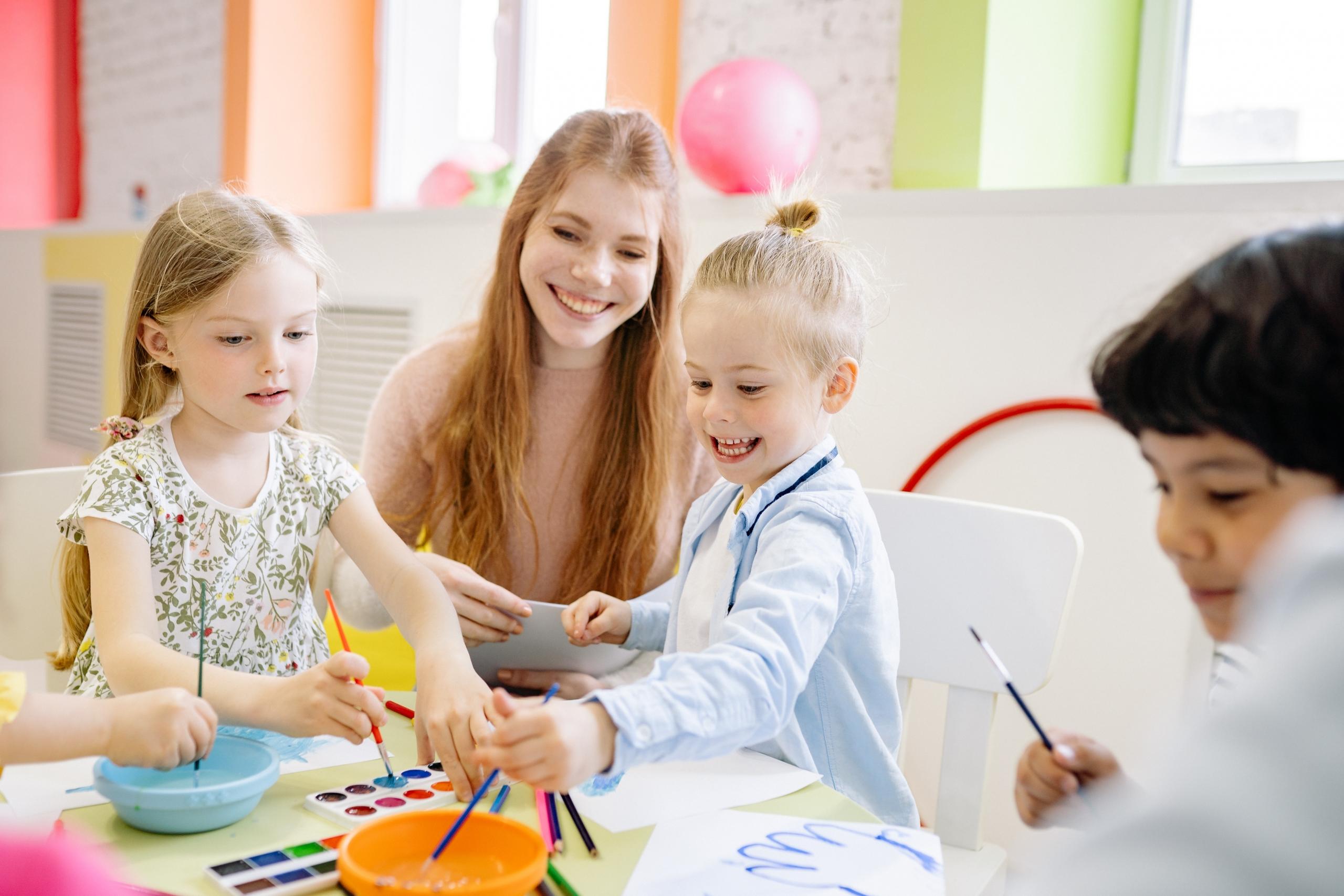 Un profesor de artes visuales debe ser capaz de enseñarle a niños y a adolescentes con la misma pasión.