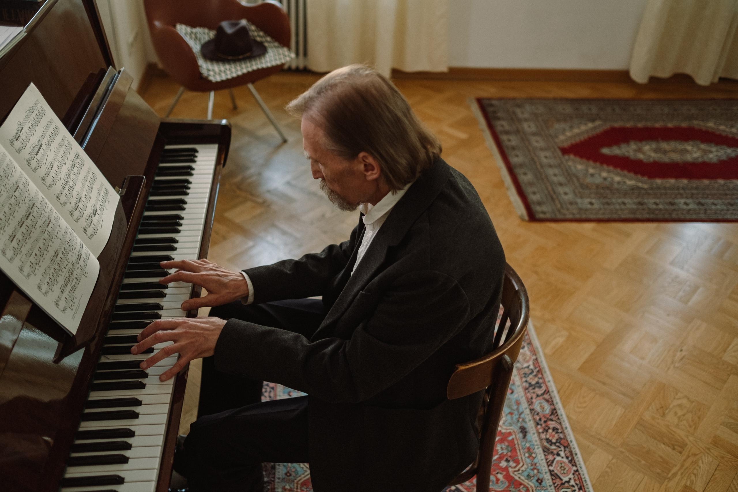 El sonido del piano depende de como se combinan las teclas y como se usan los pedales para modificar el sonido. 