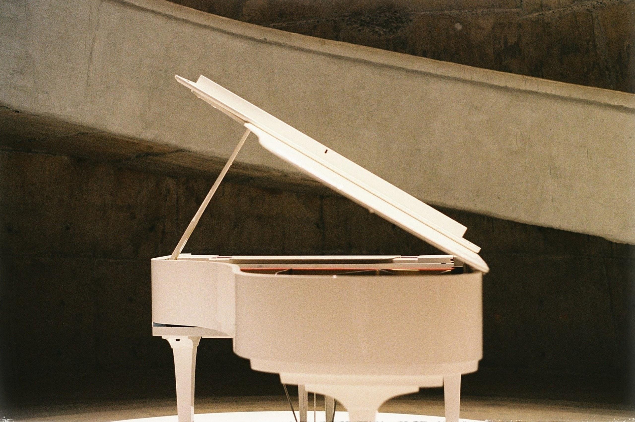 Existen pianos extravagantes como el piano cama, el Ferrari o el piano murciélago.