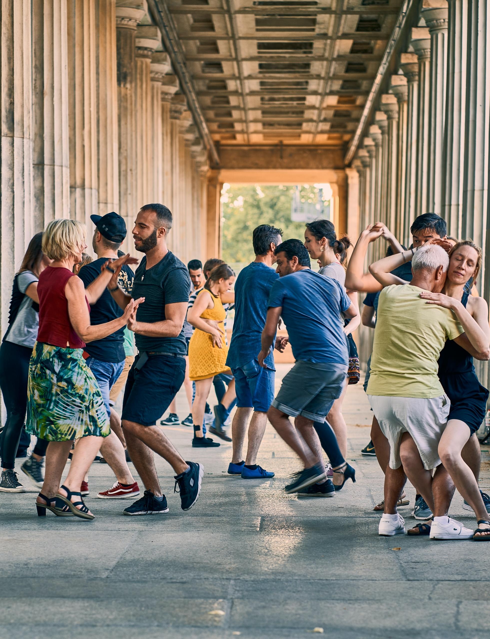 Personas bailando.