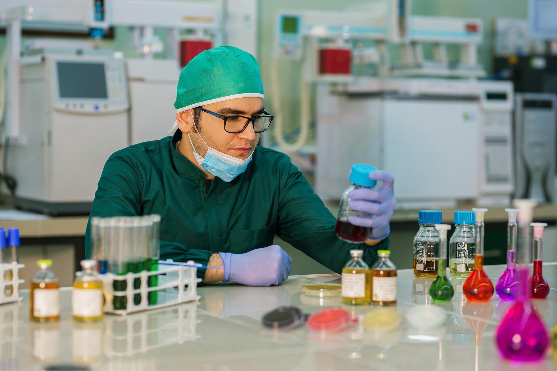 En un laboratorio se puede realizar importantes descubrimiento a nivel microscópico.
