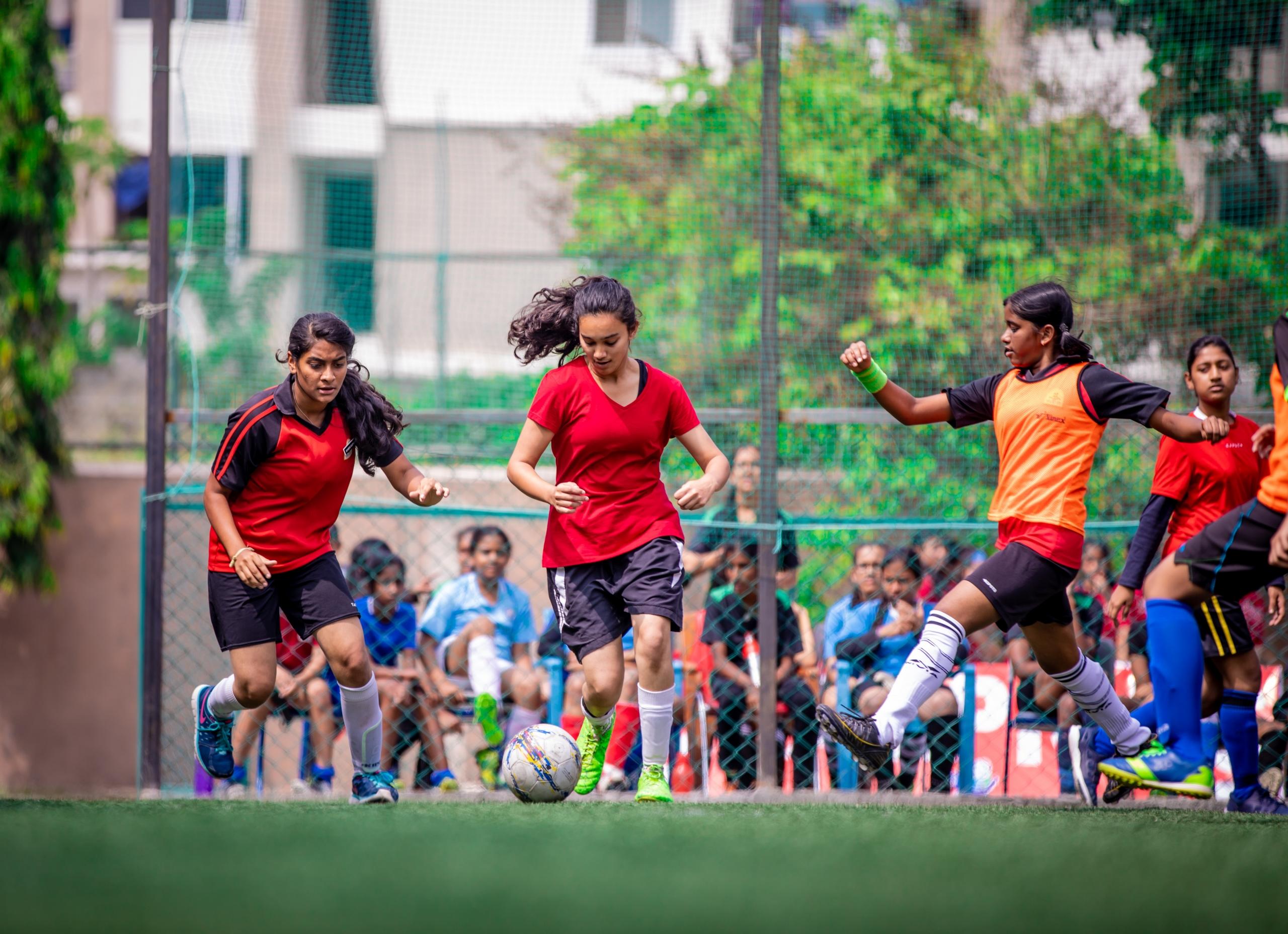 Mujeres jugando fútbol