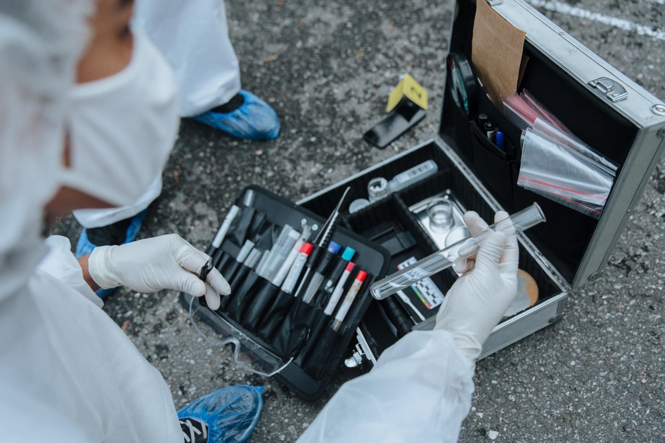 Los jueces e investigadores se apoyan siempre en la biología forense.