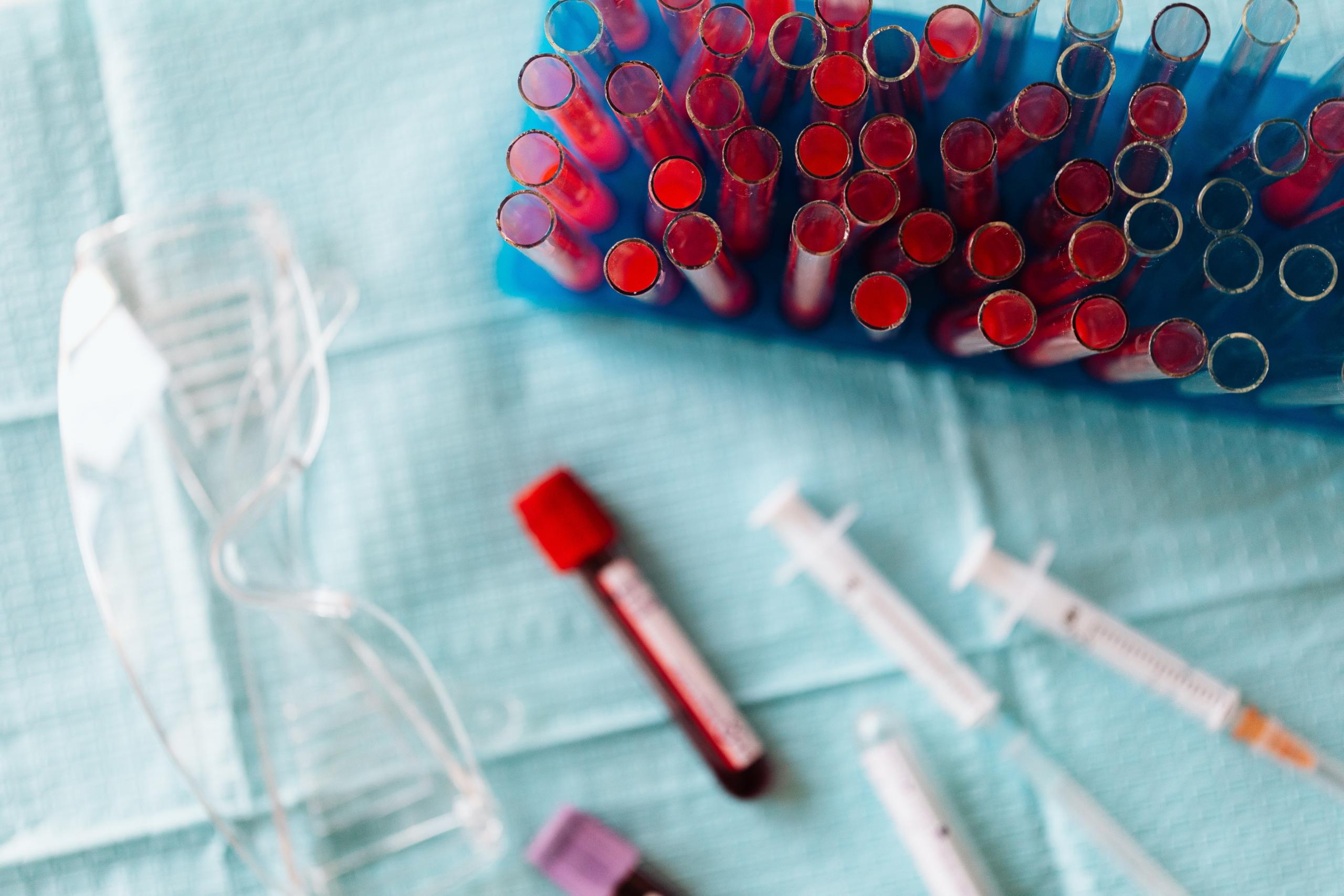 La biología forensese asocia con la química y la medicina en terminos de analisis de restos.