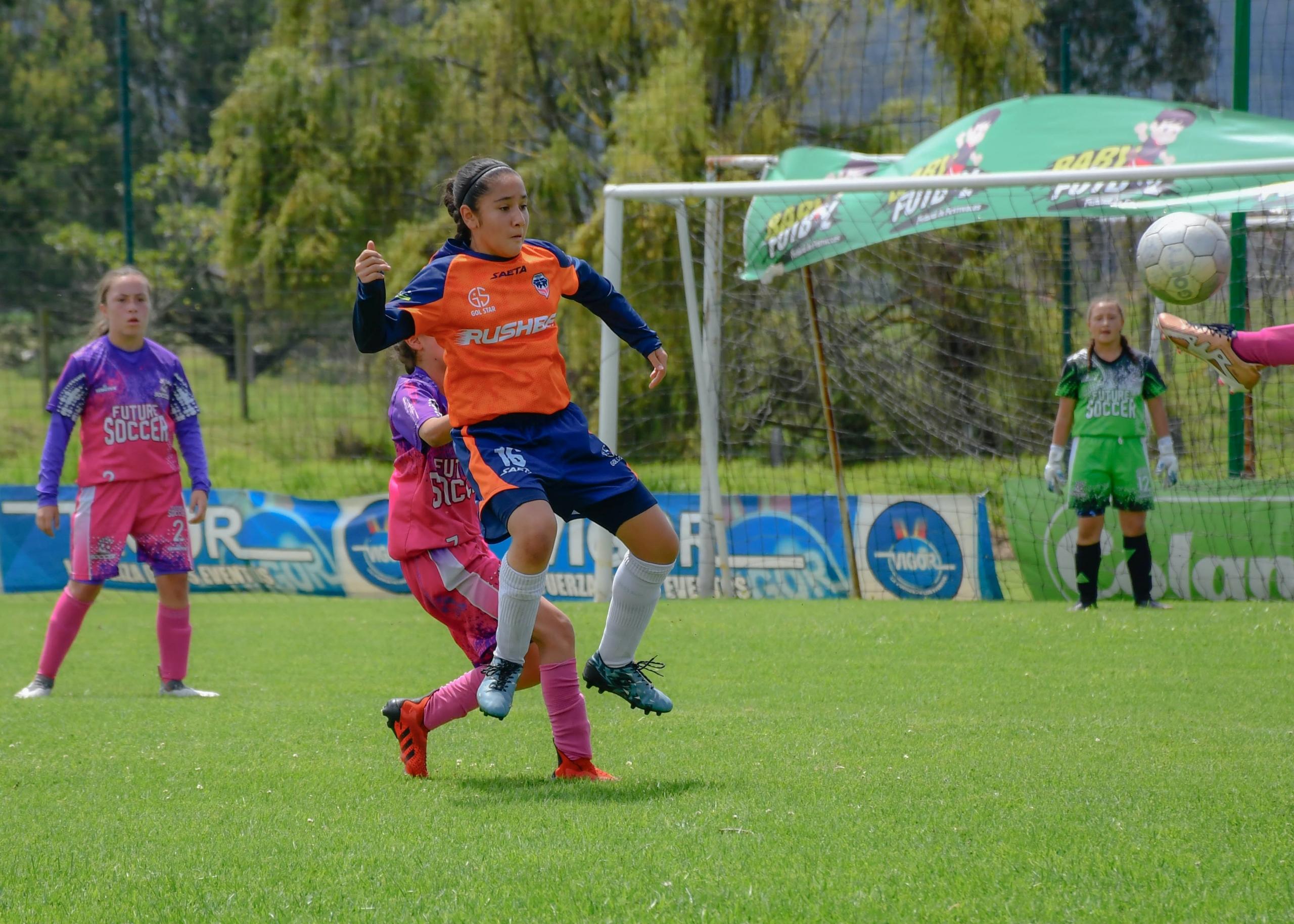 Las niñas tienen todo el potencial para ser grandes jugadoras de fútbol.