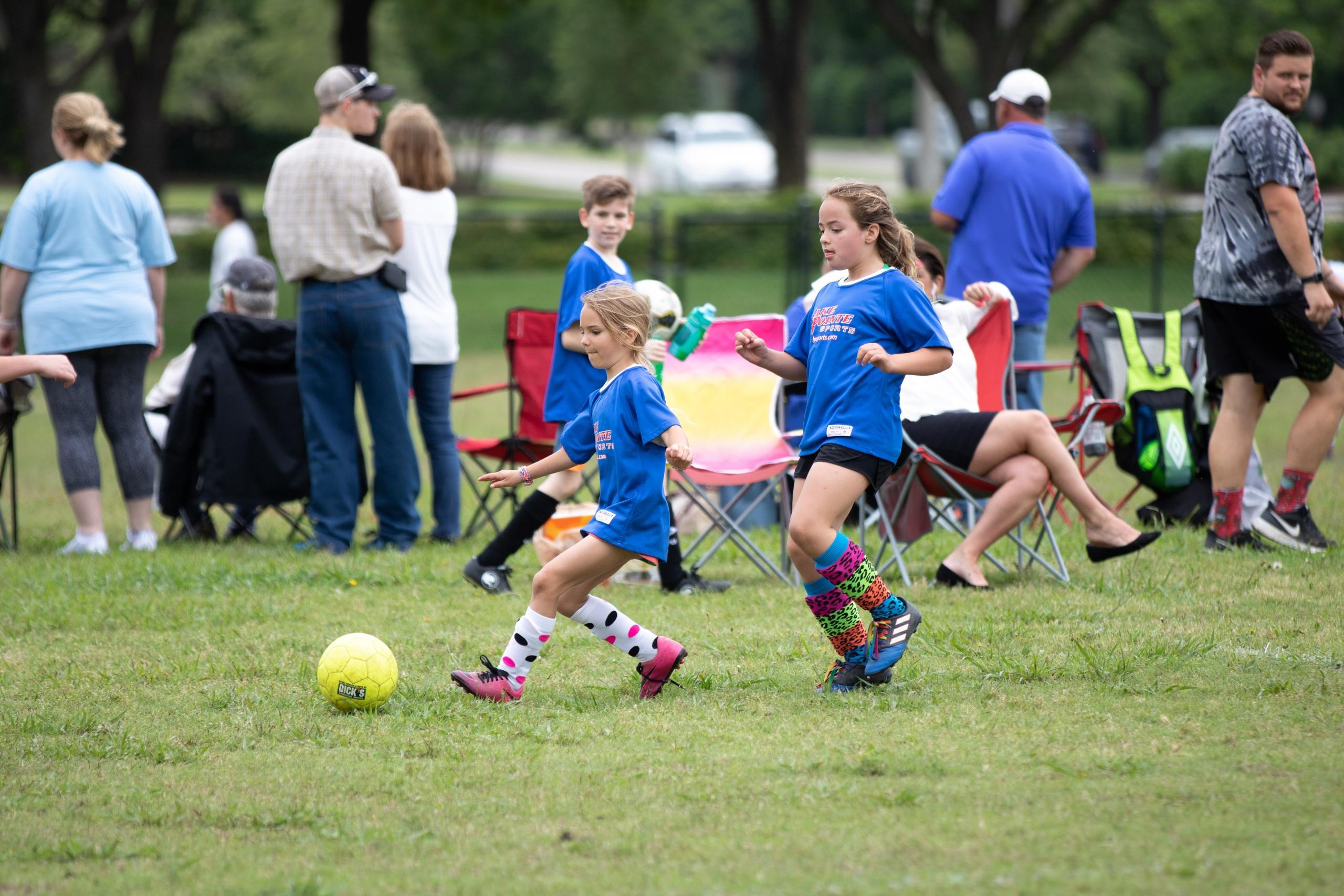 El futbol es una pasión tanto para niñas y niños.