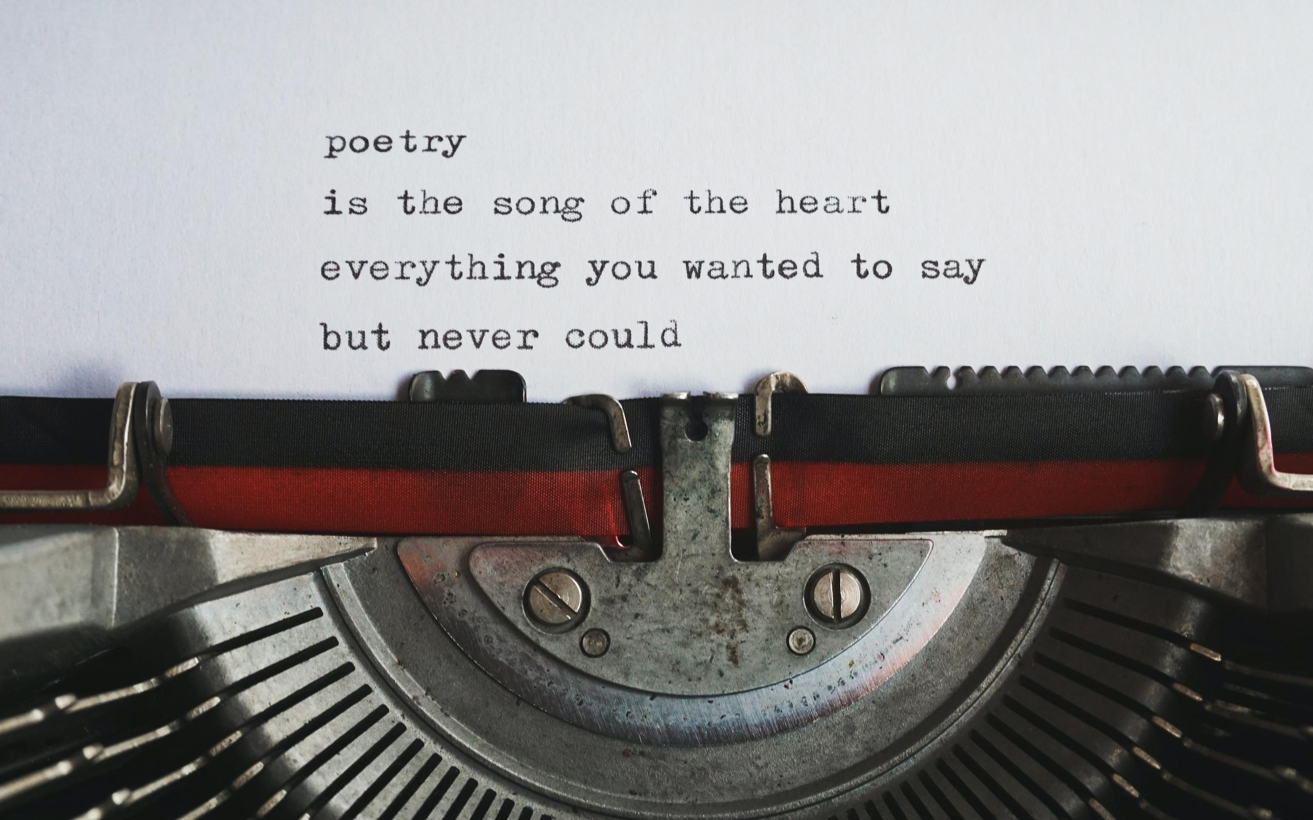 La poesía usa la metáfora para expresar desde el alma aquello que se quiere decir. 