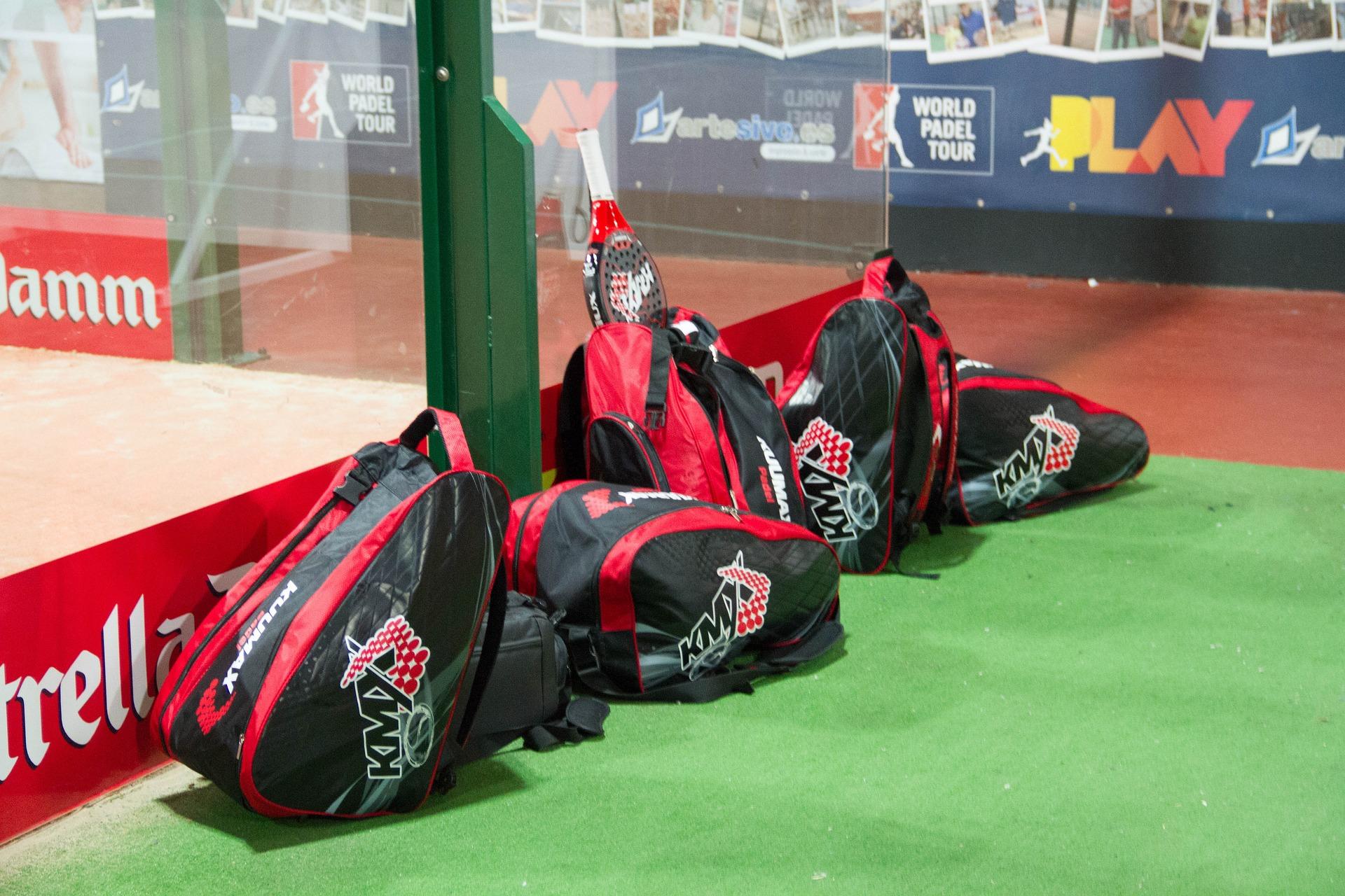 El pádel requiere de elementos específicos como una pala, pelotas y una cancha especial. 