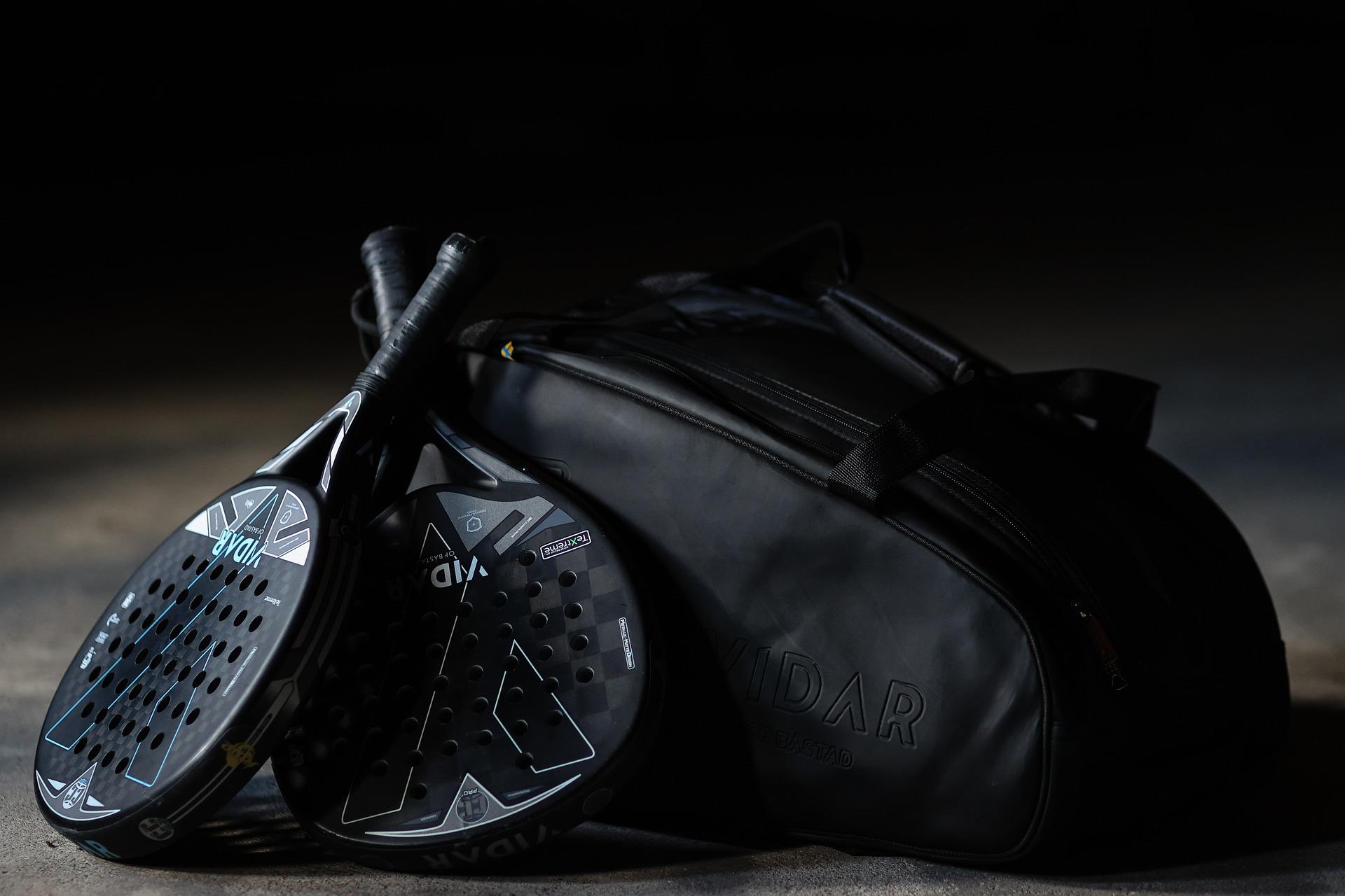 E pádel es una mezcla de squash y tenis, que se juega en equipos de a dos.