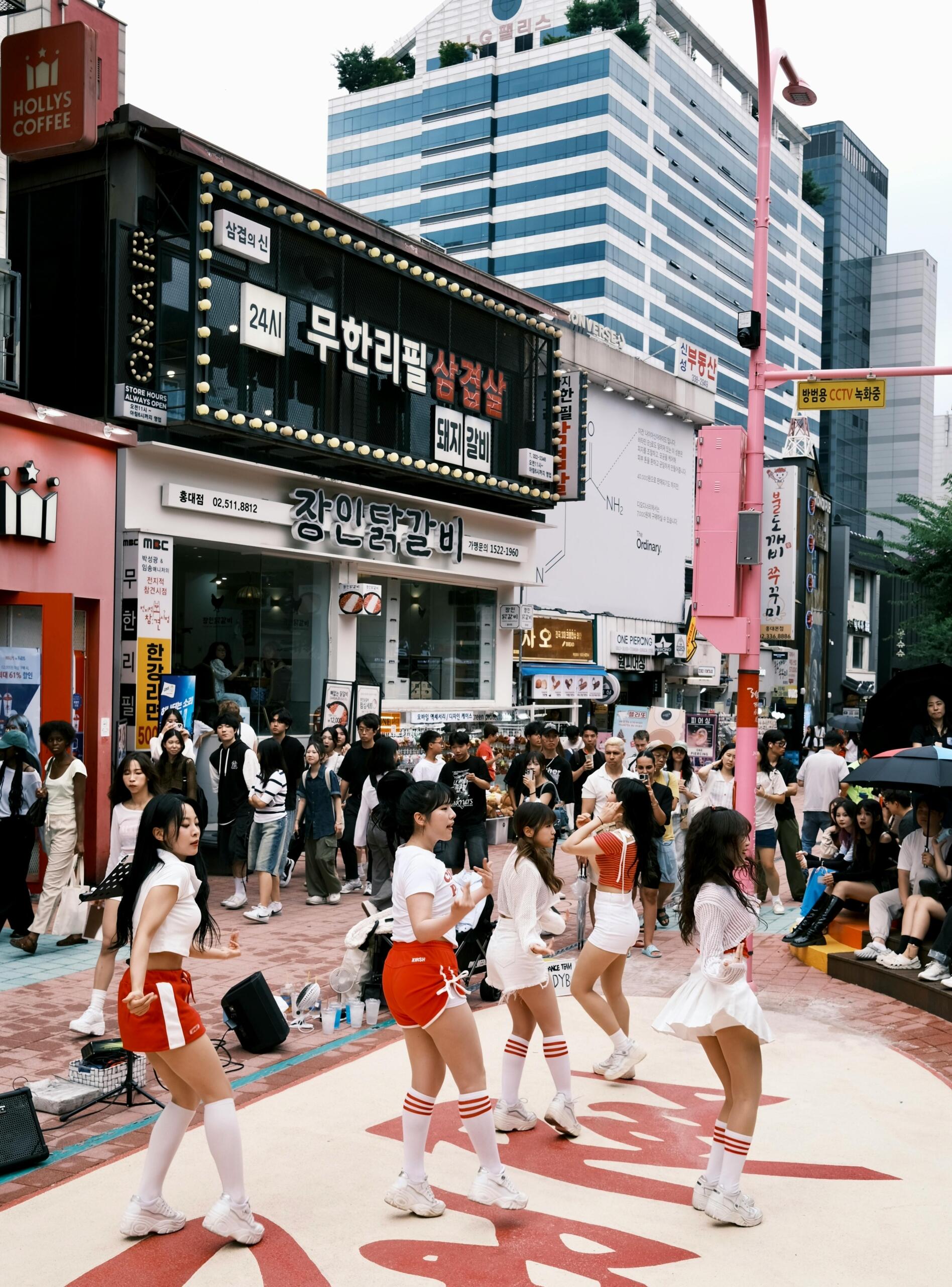 Los jóvenes coreanos y del mundo repiten las coreografóas del kpop.