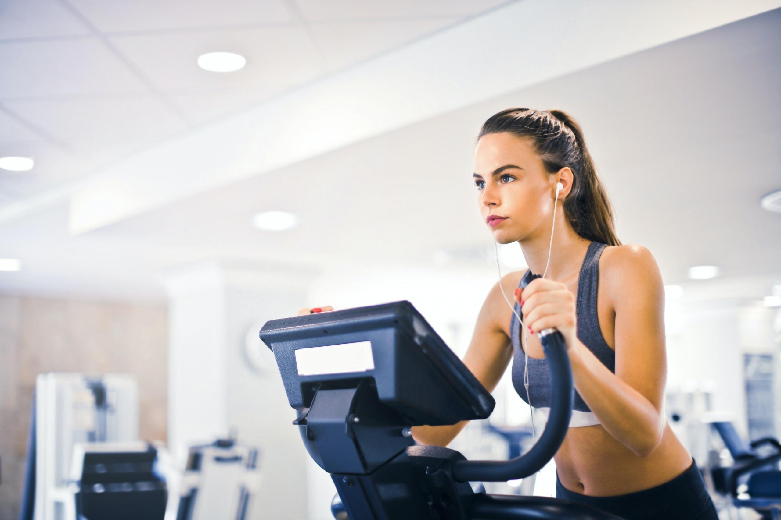 Hacer ejercicios de manera intensa requiere del deportista una buen estado físico y no tener enfermedades que compliquen su estado de salud luego de las rutinas.