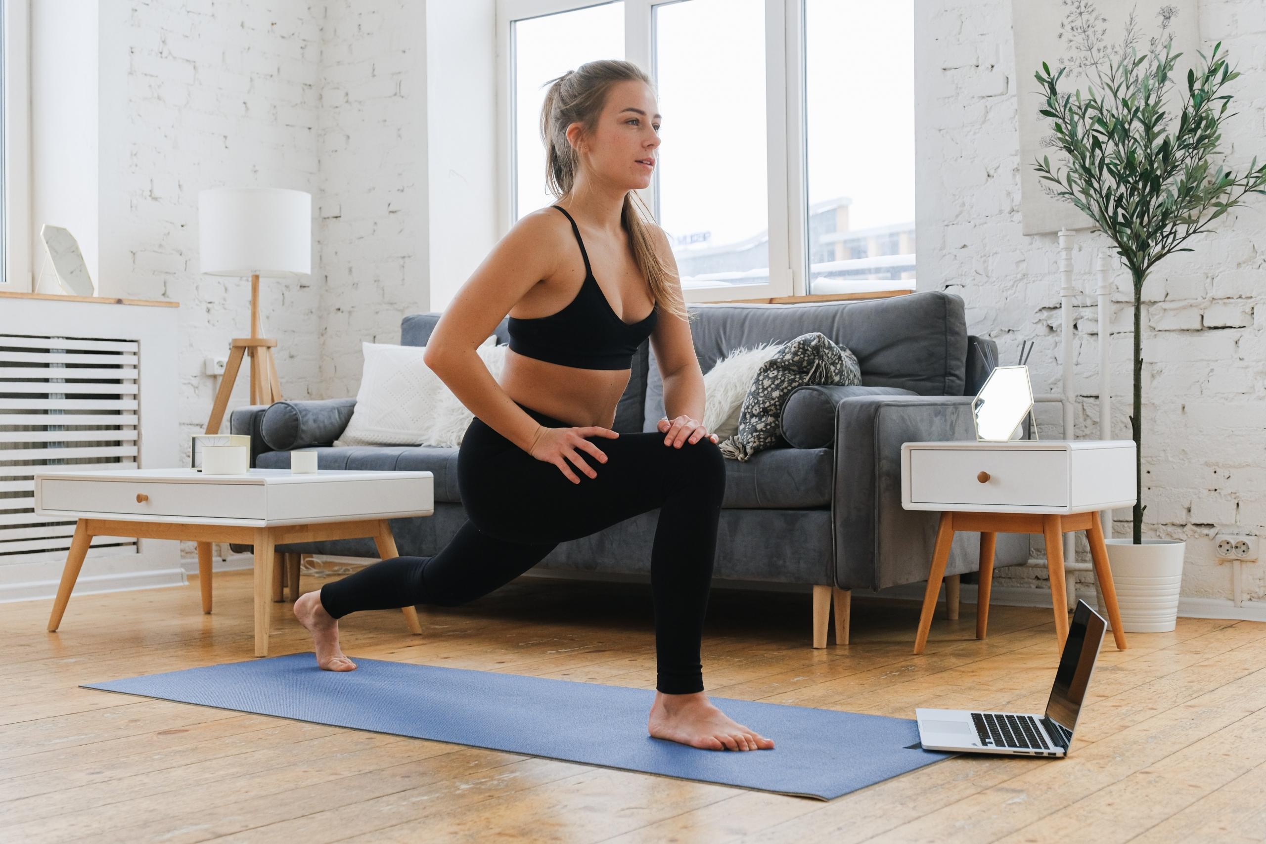 El entrenamiento hiit en casa te permite dominar tus tiempos, estar en un ambiente controlado y acceder a buenos descansos.