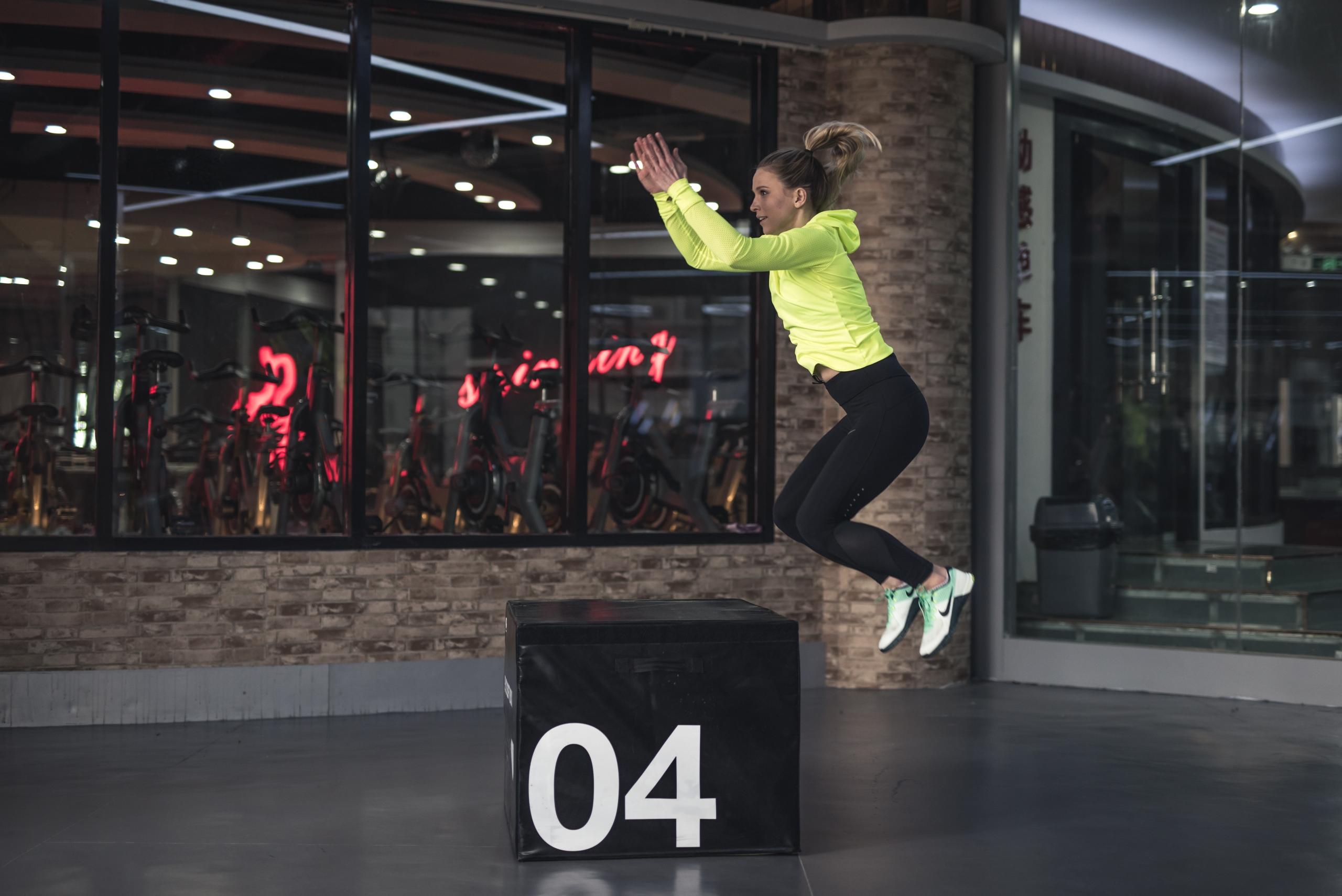 El cardio Hiit se puede hacer perfectamente en una posición en el gimnasio o en casa.