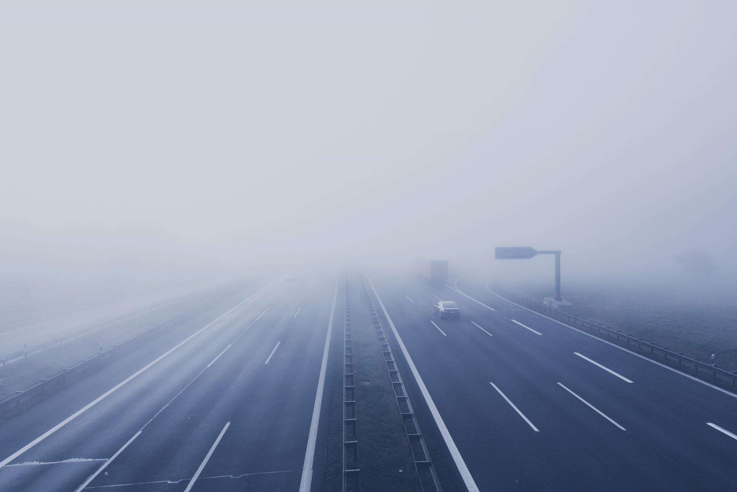 Las rutas y carreteras con lluvia y niebla son potenciales riesgos para cualquier conductor.