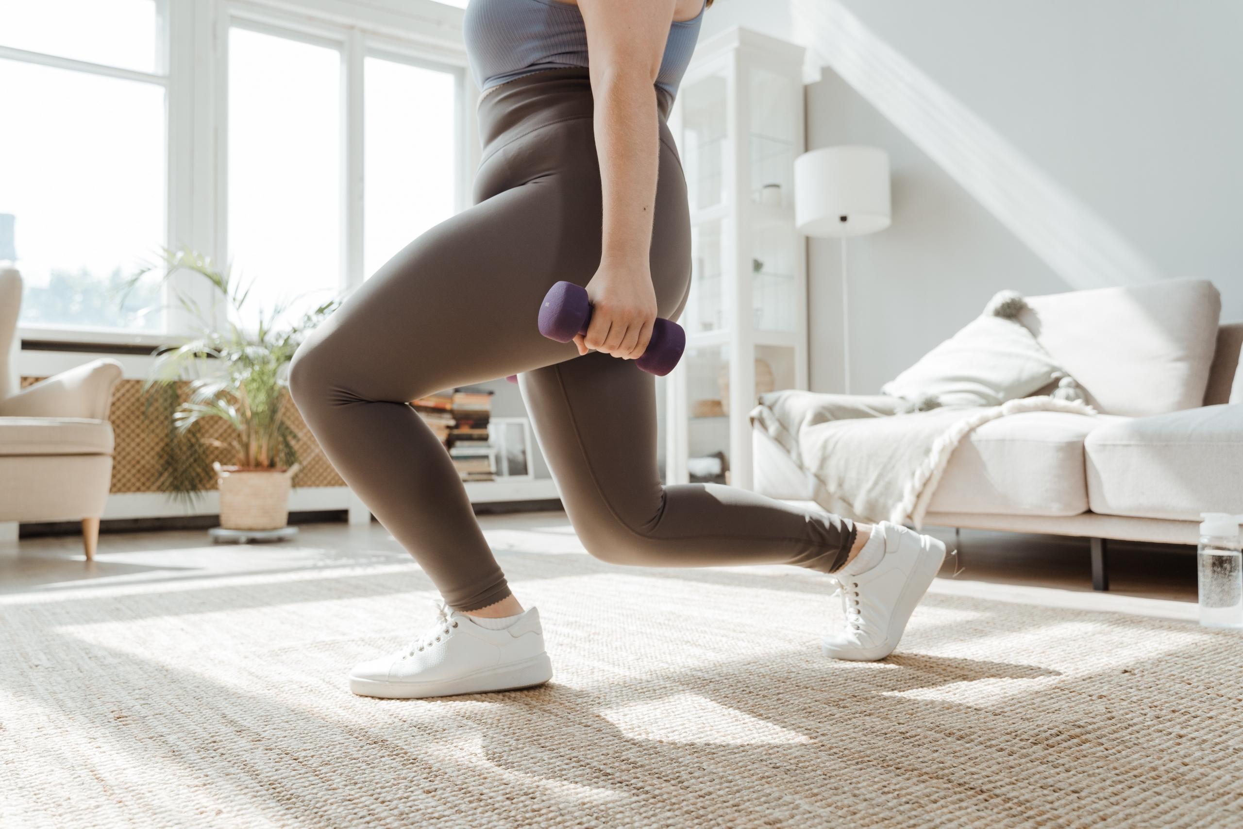 El hiit puede ser igual de efectivo estando en casa como en el gimnasio.