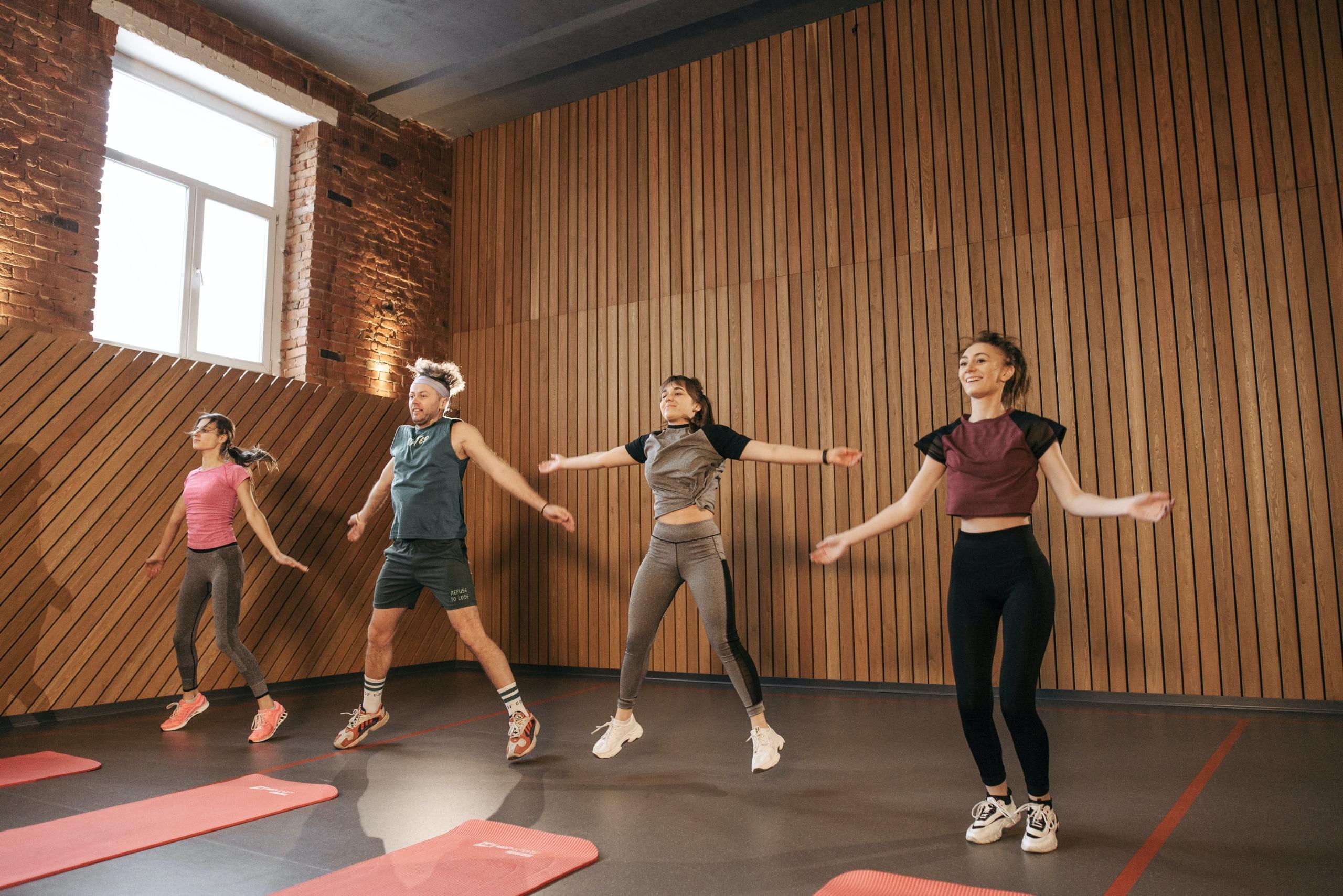 El salto, el trote, el trabajo abdominal, todos estos ejercicios hiit traen muchos beneficios para el cuerpo humano.