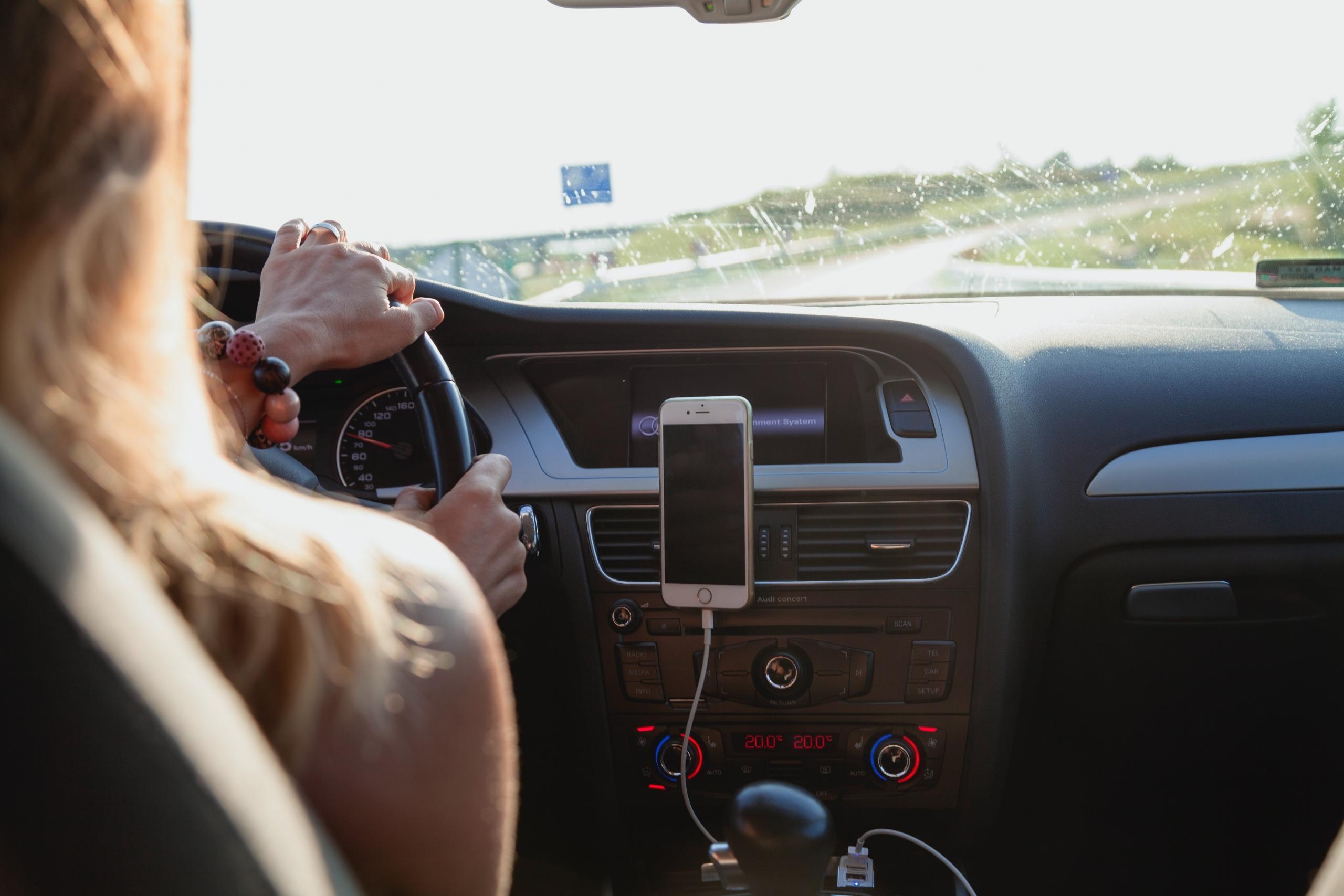 Conducir un auto es una gran responsabilidad y hacer que hacerlo teniendo en cuenta la seguridad propia y la de las demás personas.