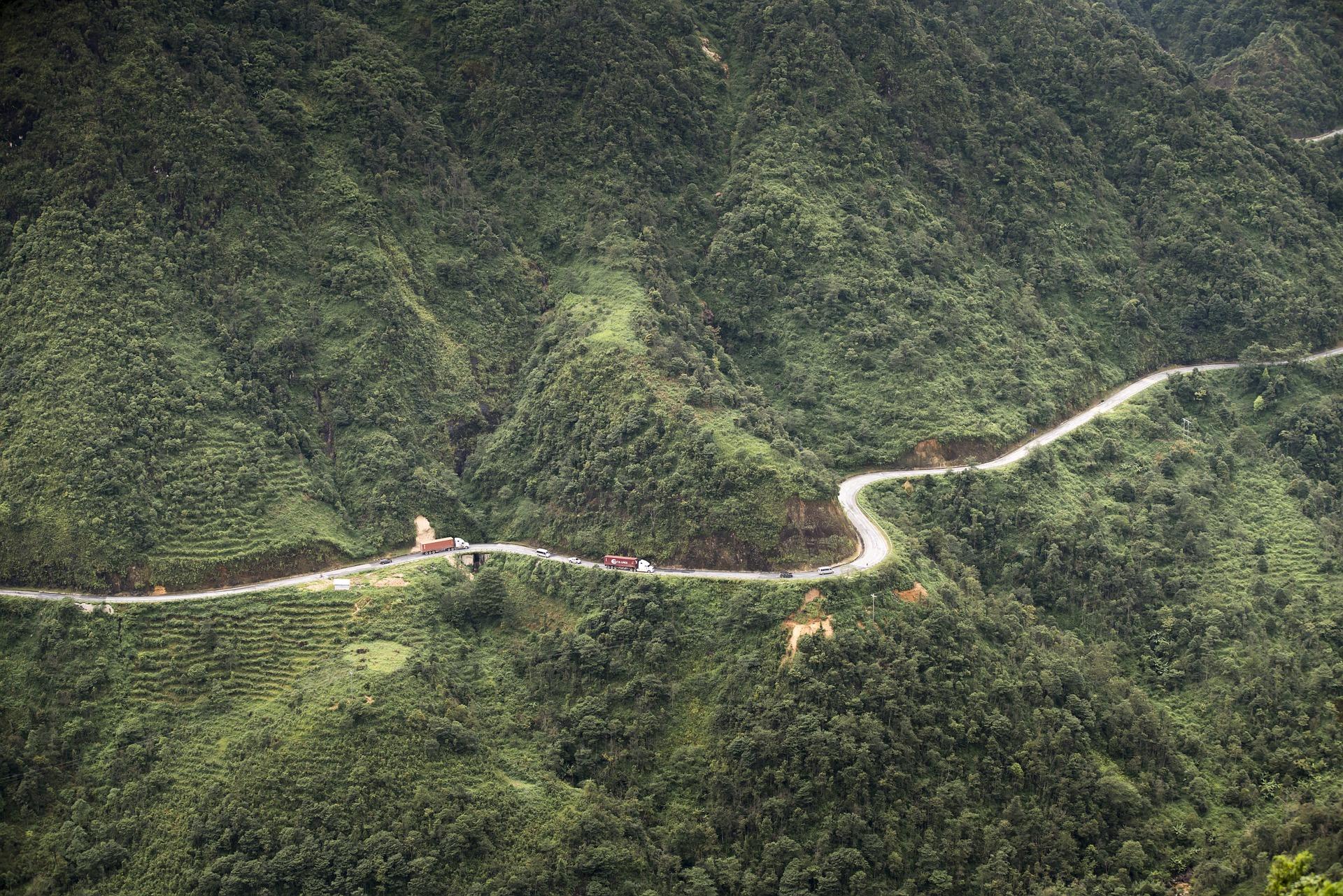 La Rodovia da Morte puede presentar quebradas en una montaña elevada y un camino sinuoso.