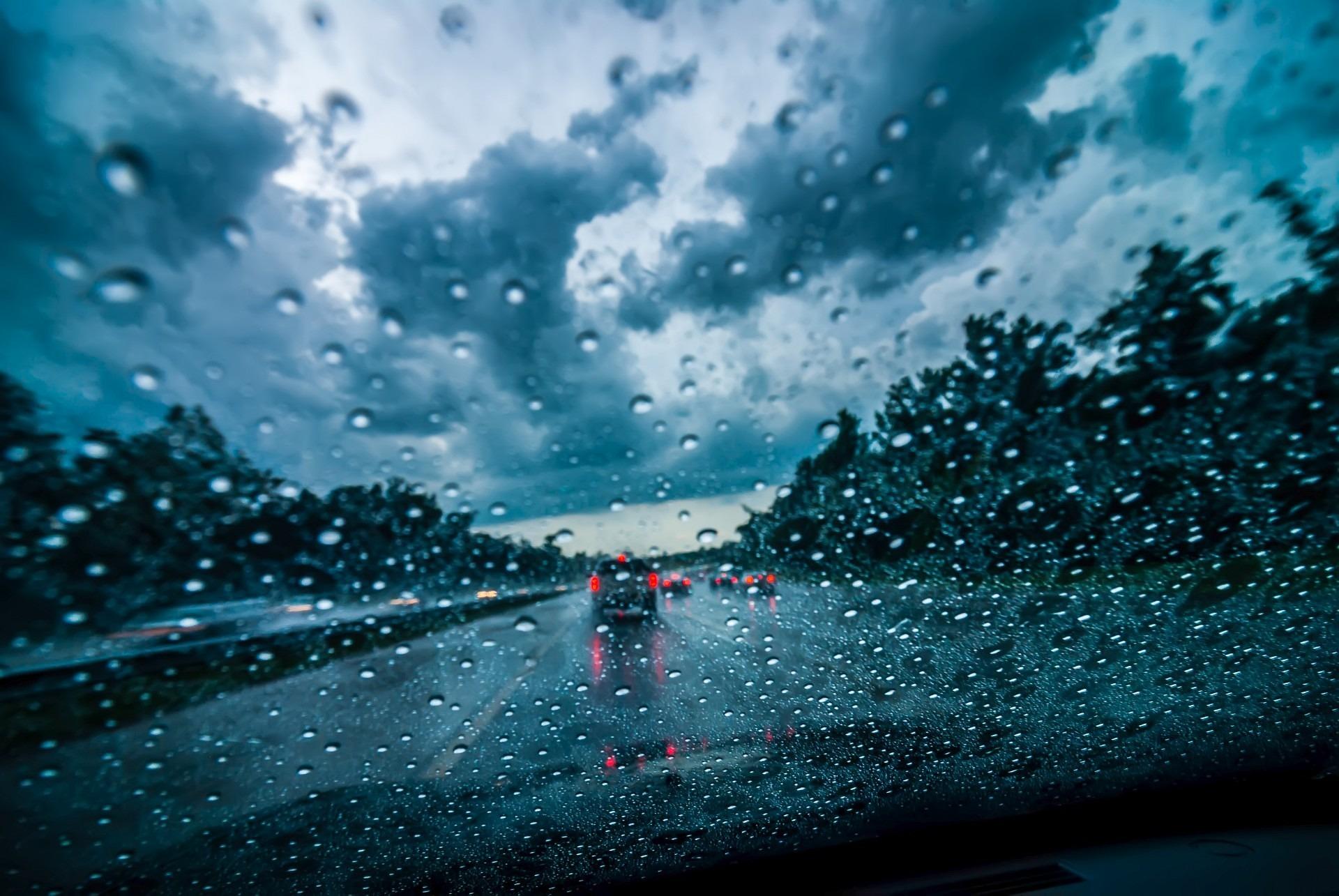 Si manejas con lluvia trata de no frenar brusco y maneja a la defensiva.