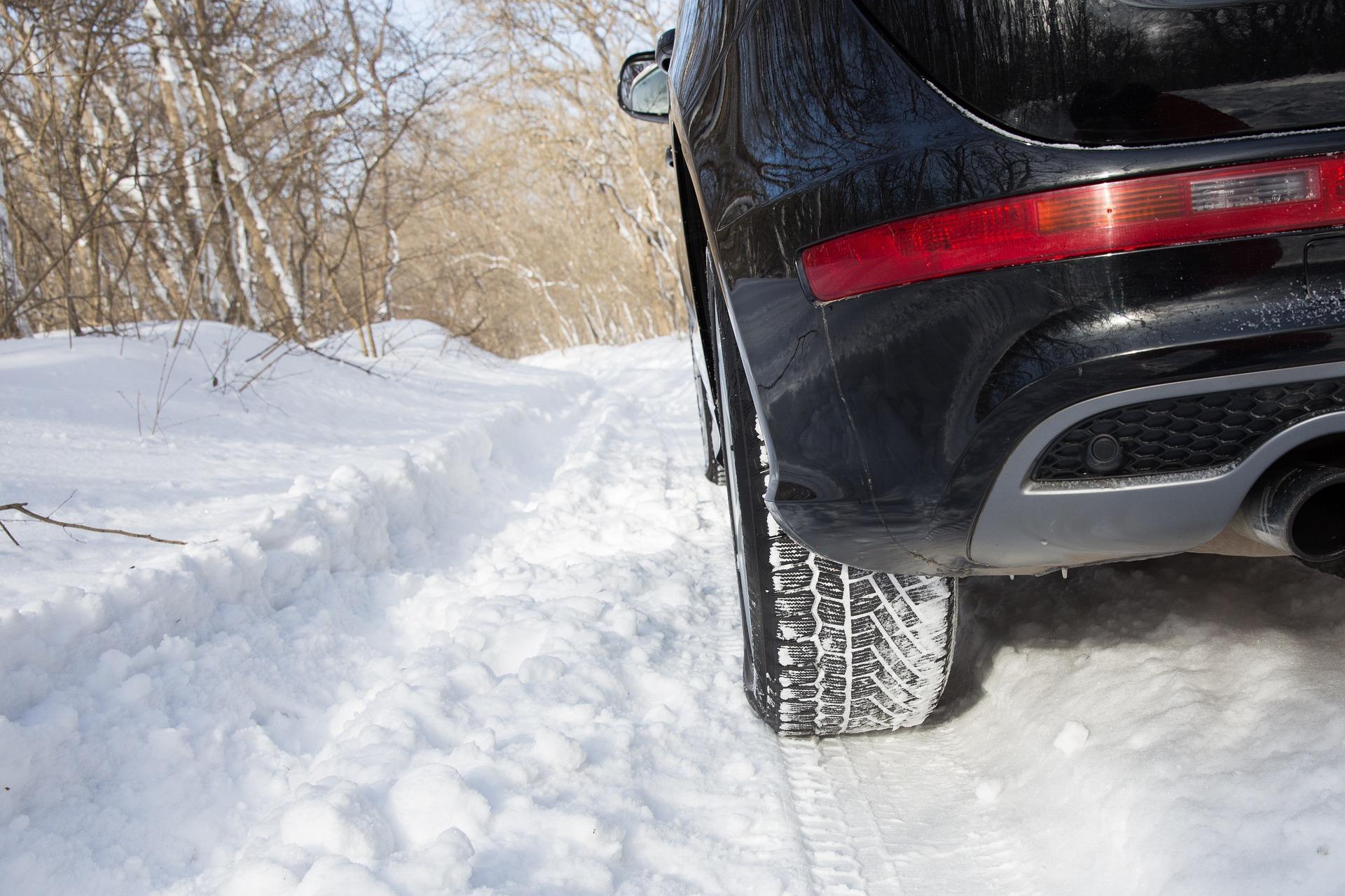 Una ruta con nieve exige que automóvil se adecue muy buen esta superficie.