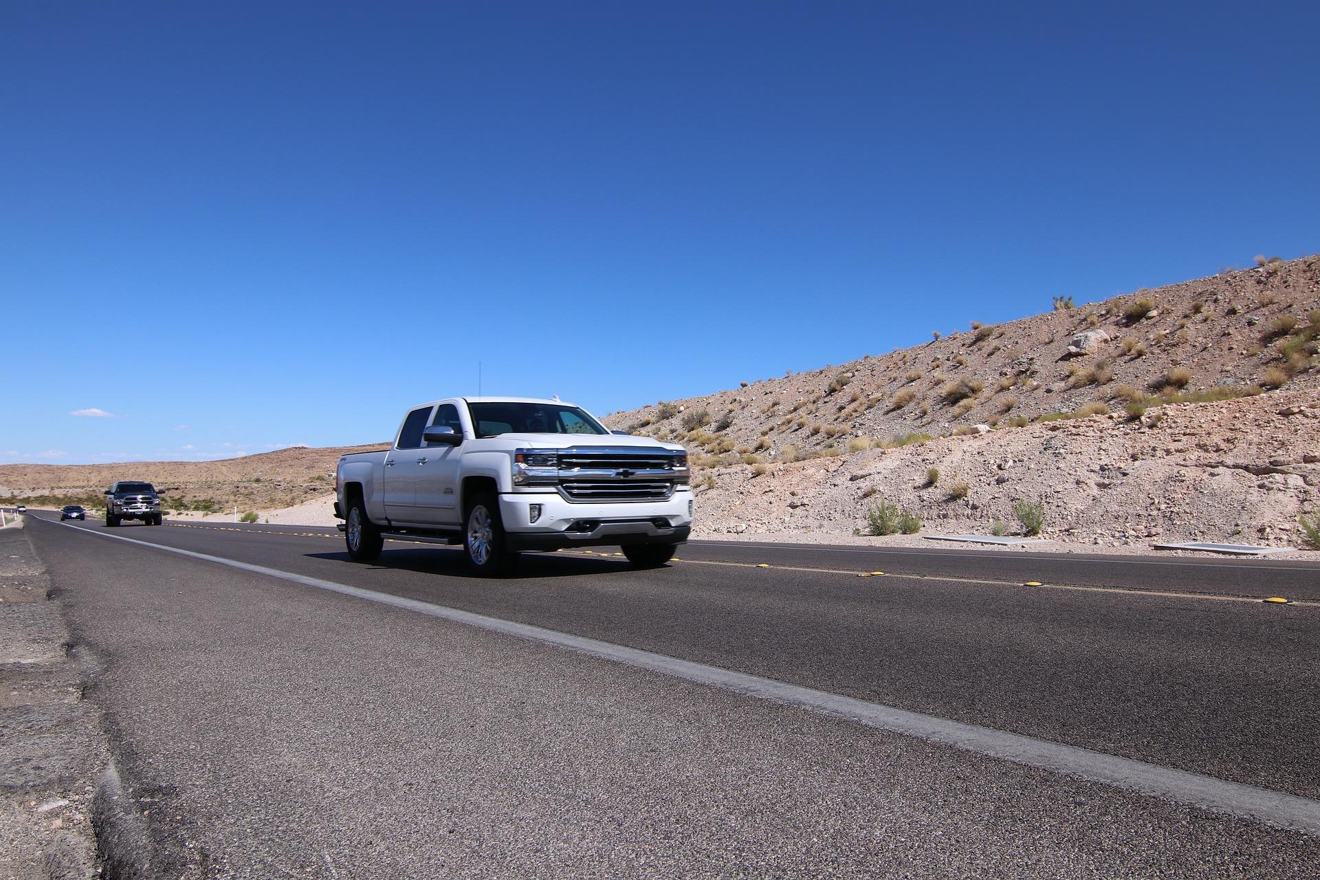 Una carretera o un terreno rural exige de un vehículo preparado como una camioneta.