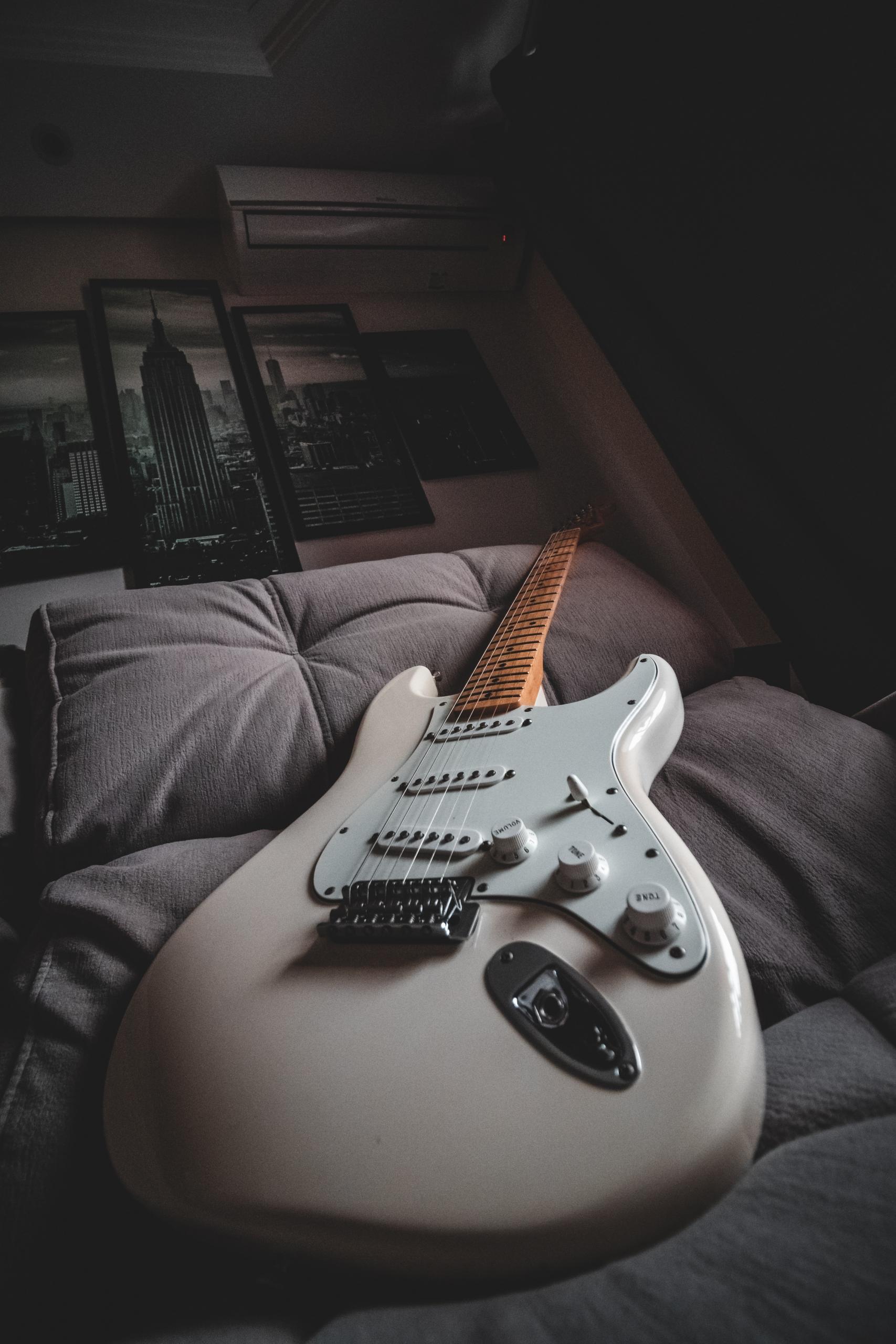 Guitarra eléctrica blanca