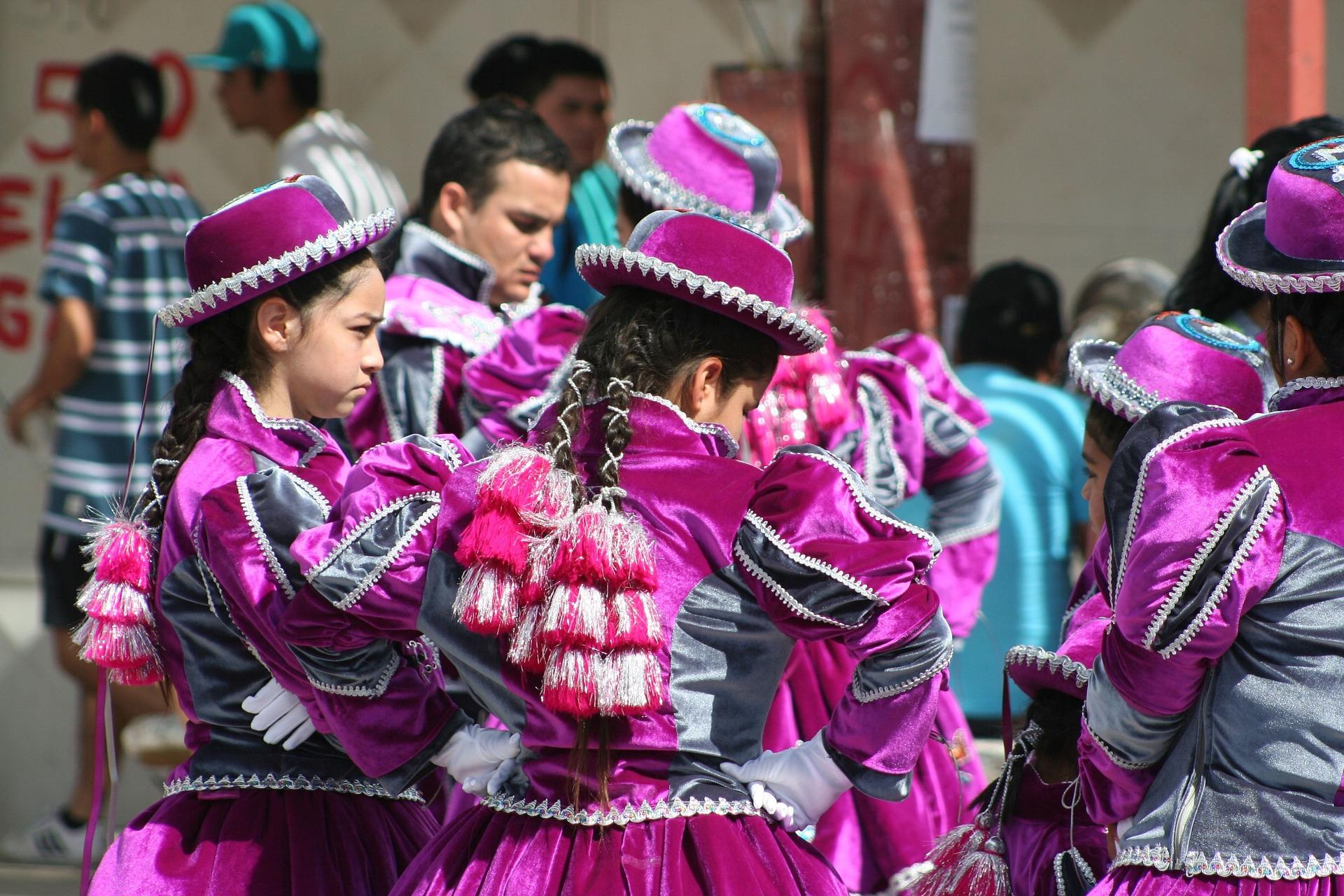 El baile caporal tienen un origen en la colonia, donde el capataz o caporal maltrataba al esclavo y lo obligaba a trabajar.