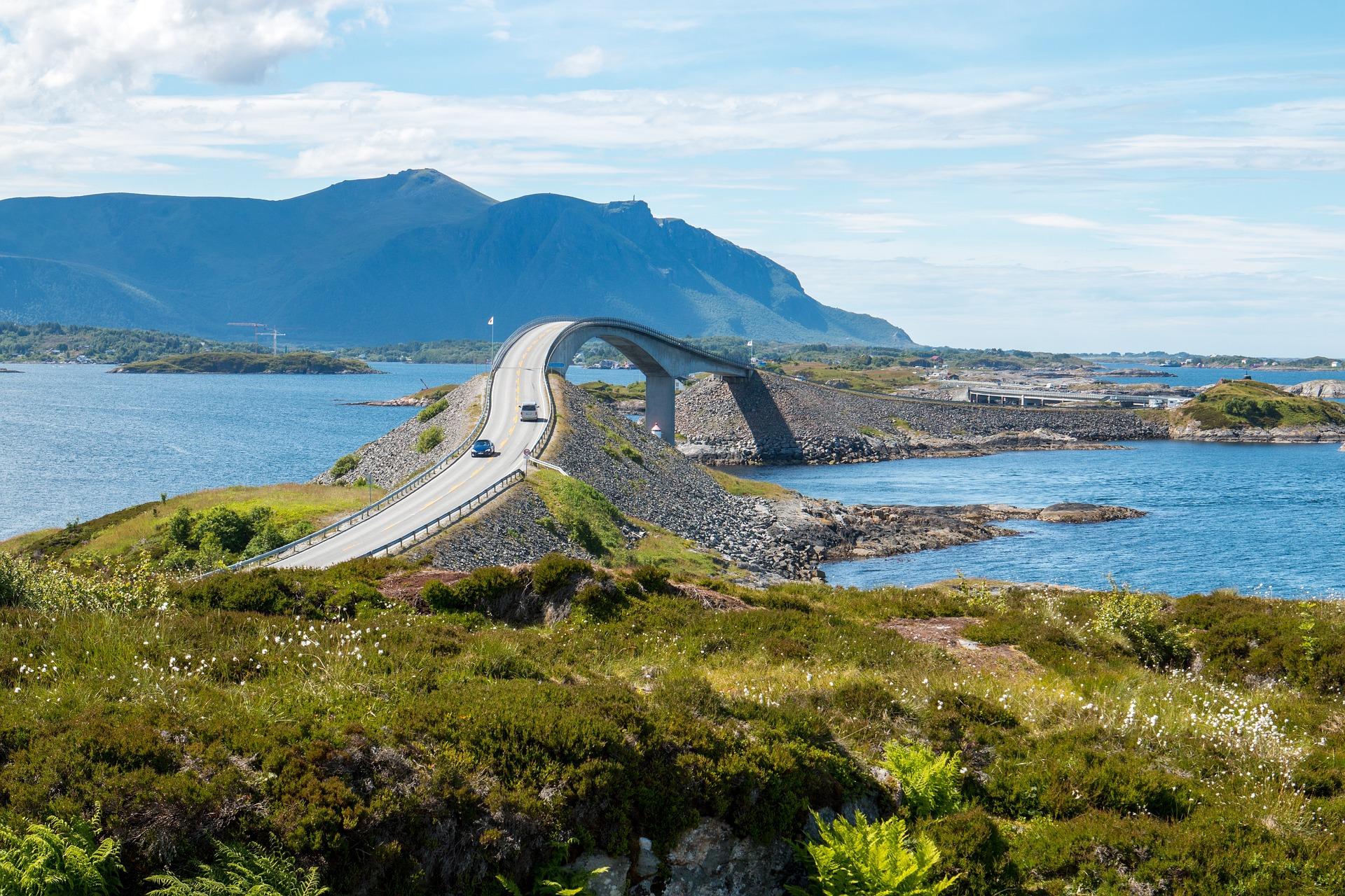 El viento agita el mar y el mar golpea la ruta. La ruta más peligrosa de Noruega.